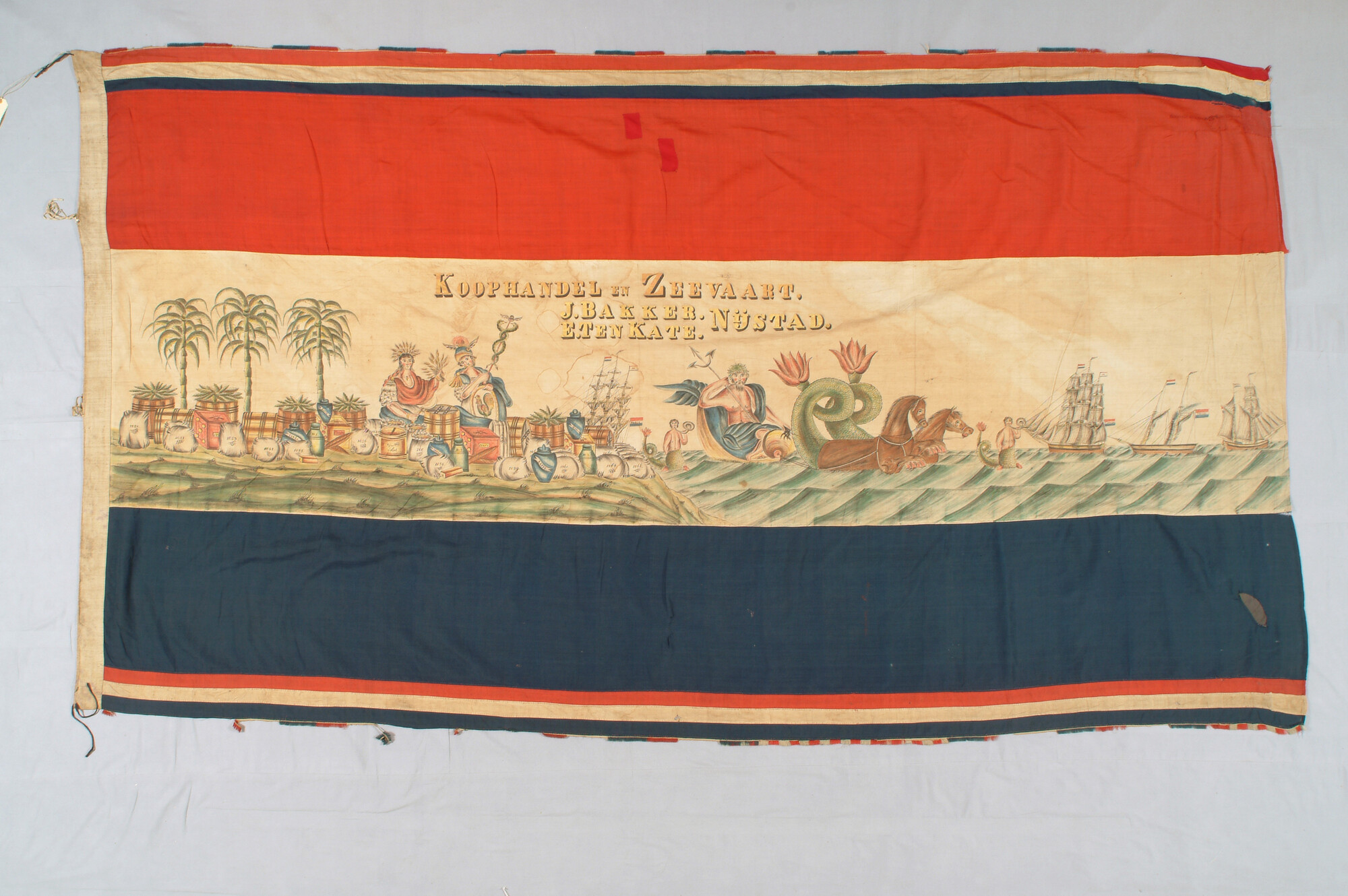 A.2571; Feestvlag met een zinnebeeldige voorstelling van landbouw, koophandel en zeevaart; vlag
