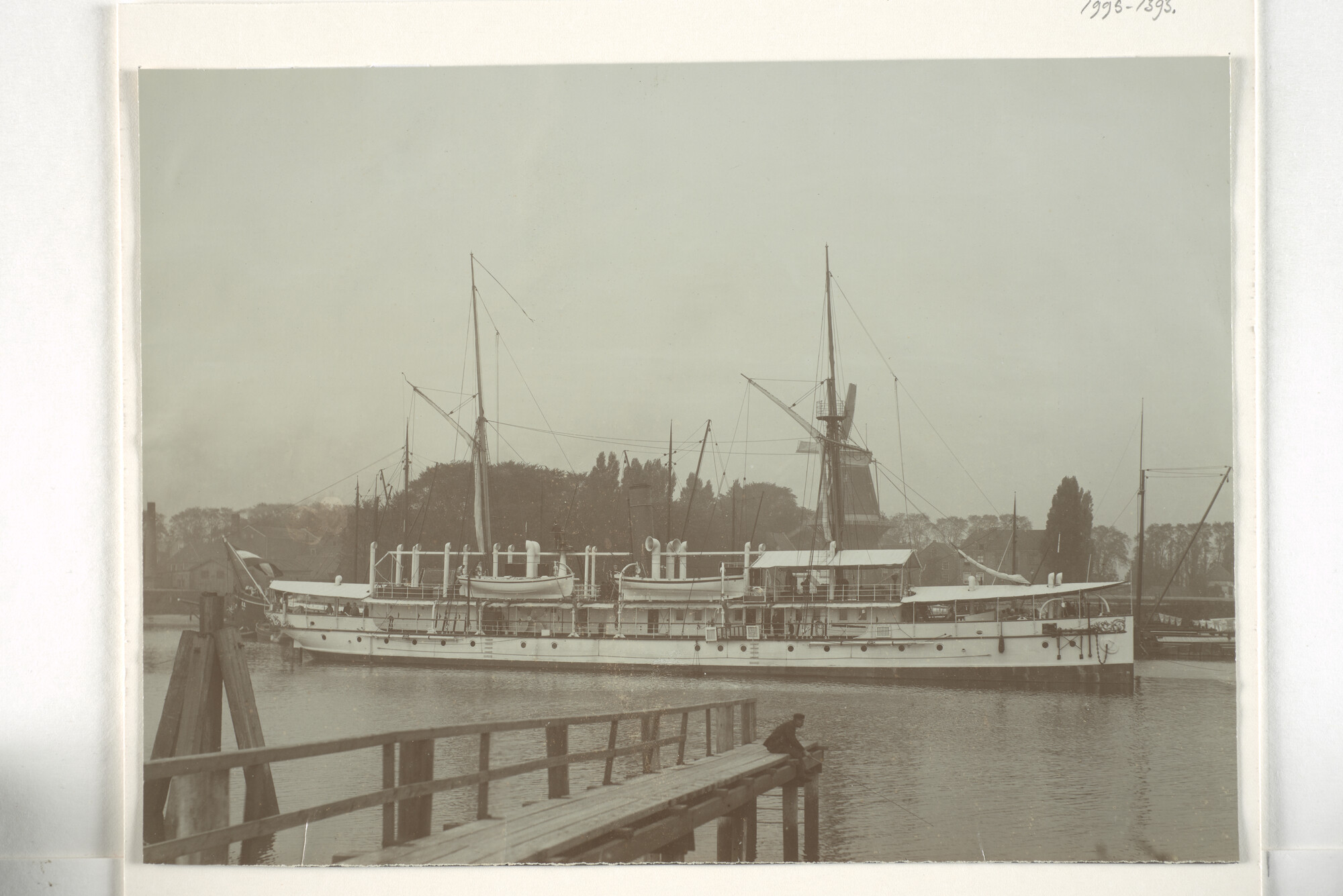 1995.1393; Het opnemingsvaartuig Hr.Ms. Van Gogh vermoedelijk afgemeerd te Hellevoetsluis [...]; foto