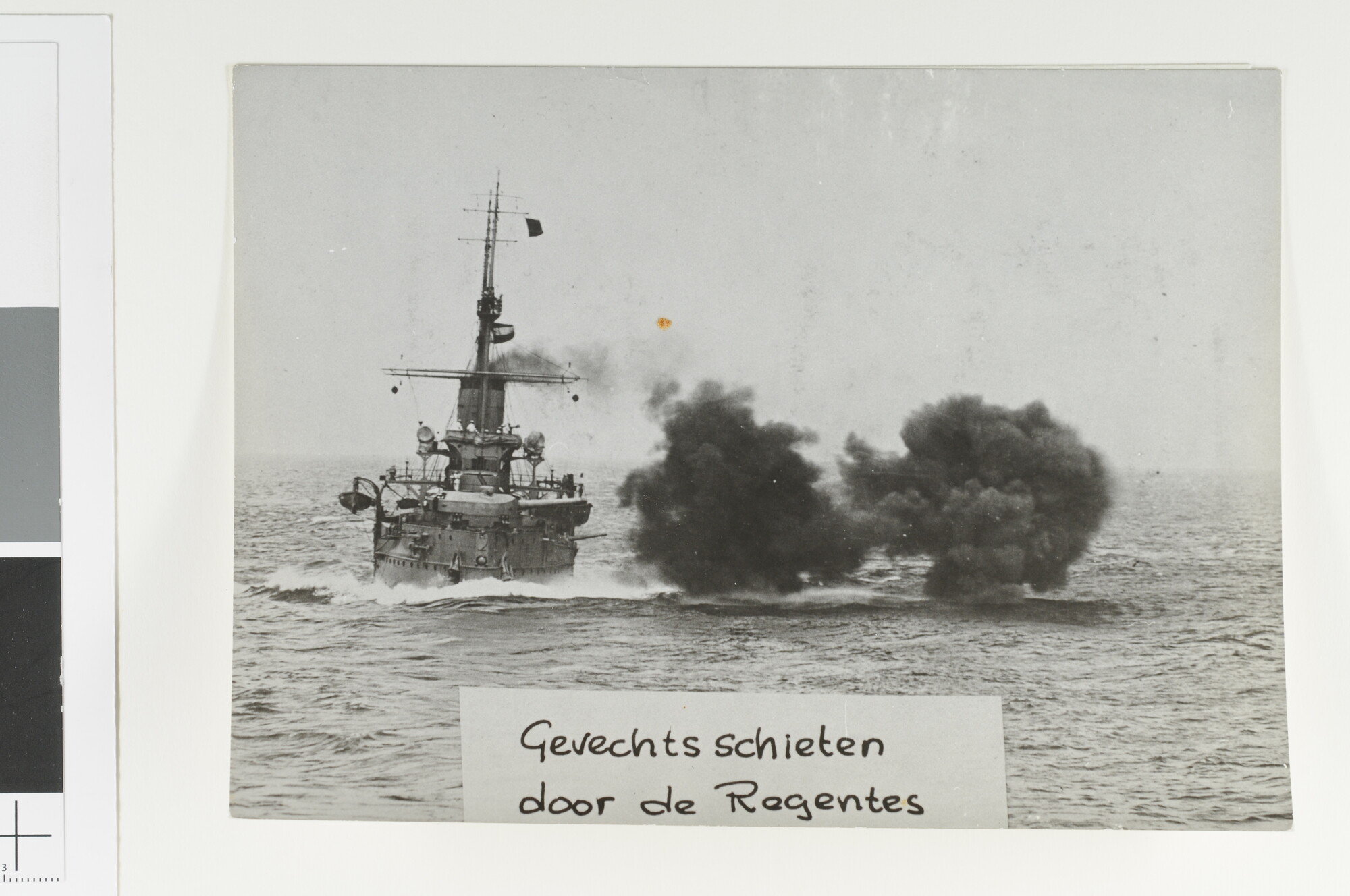 1993.0545; Gevechtsschieten door het pantserschip Hr.Ms. 'Koningin Regentes'; foto