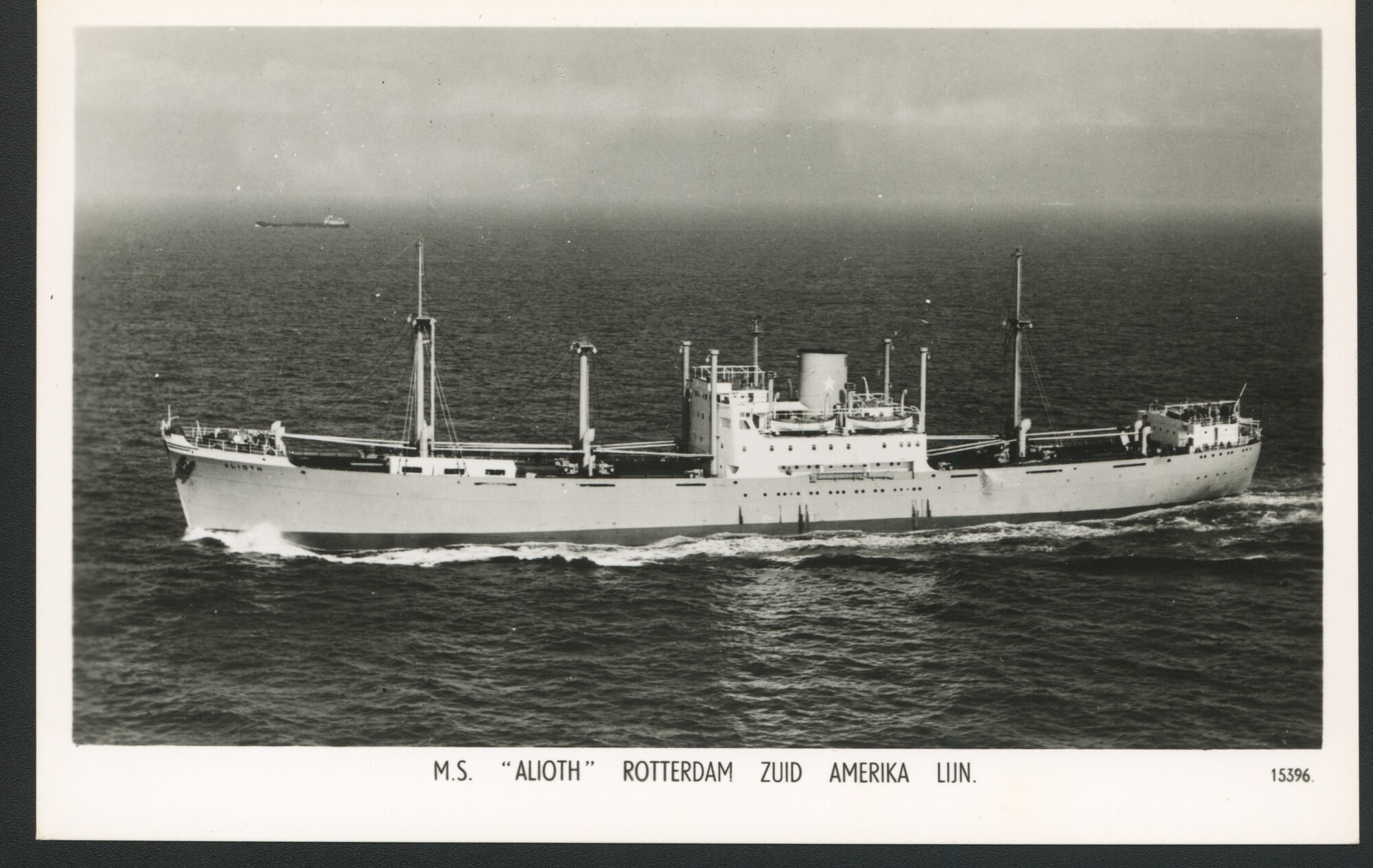 A.4509(084); Luchtfoto van het vrachtschip ms. 'Alioth' van de Rotterdam Zuid-Amerika Lijn; prentbriefkaart