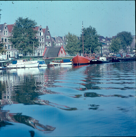S.9100(7401); Dia met gezicht op Zandhoek in Amsterdam; diapositief