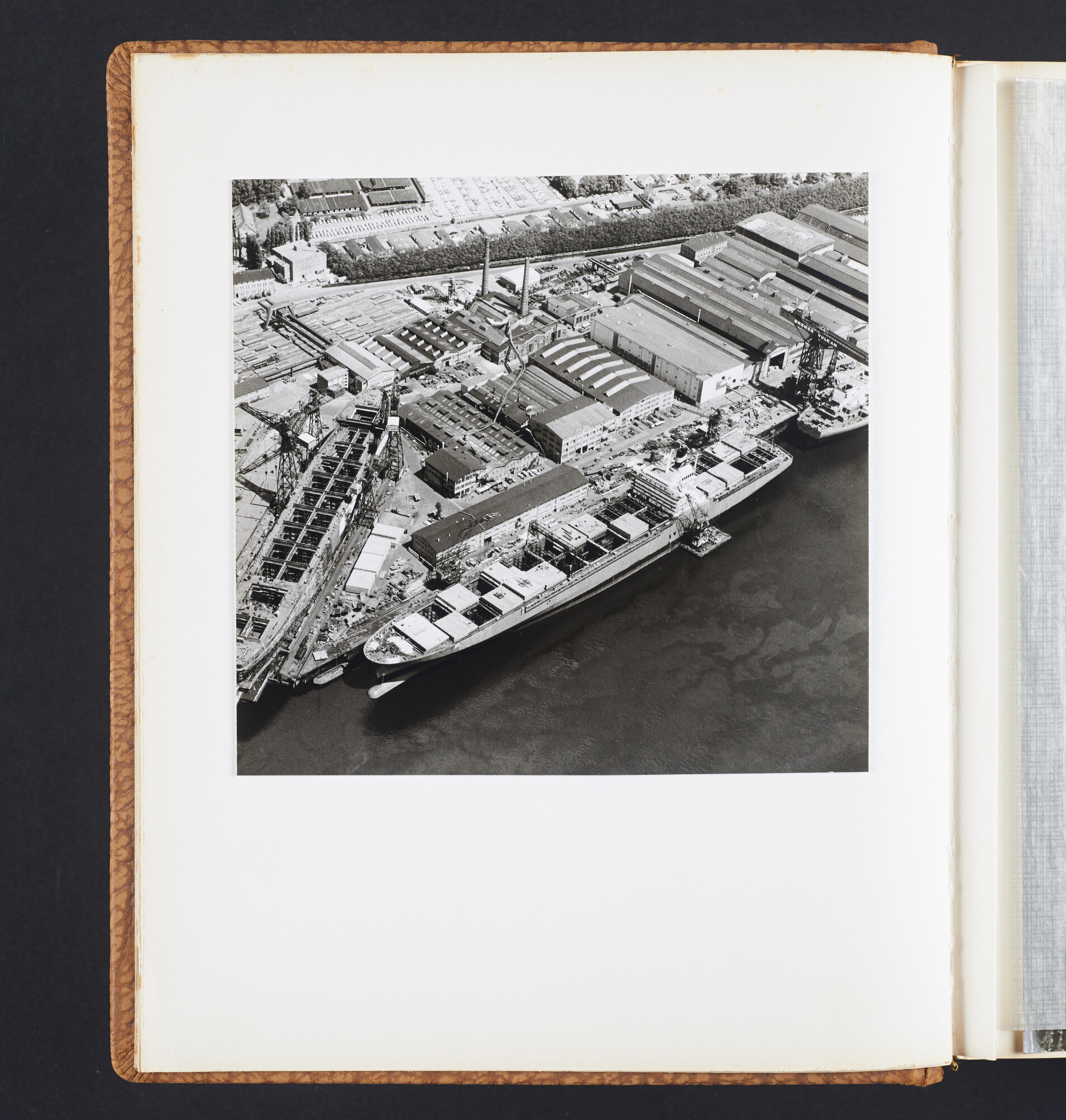 2016.2698; Fotoalbum van de bouw, de naamgeving en overdracht, het interieur en luchtopnamen van ms. Nedlloyd Delft; fotoalbum