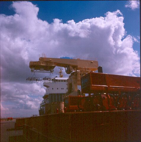 S.9100(8391); Dia van de Zweedse bulkcarrier Alida Ghorton bij de Combi Terminal in [...]; diapositief