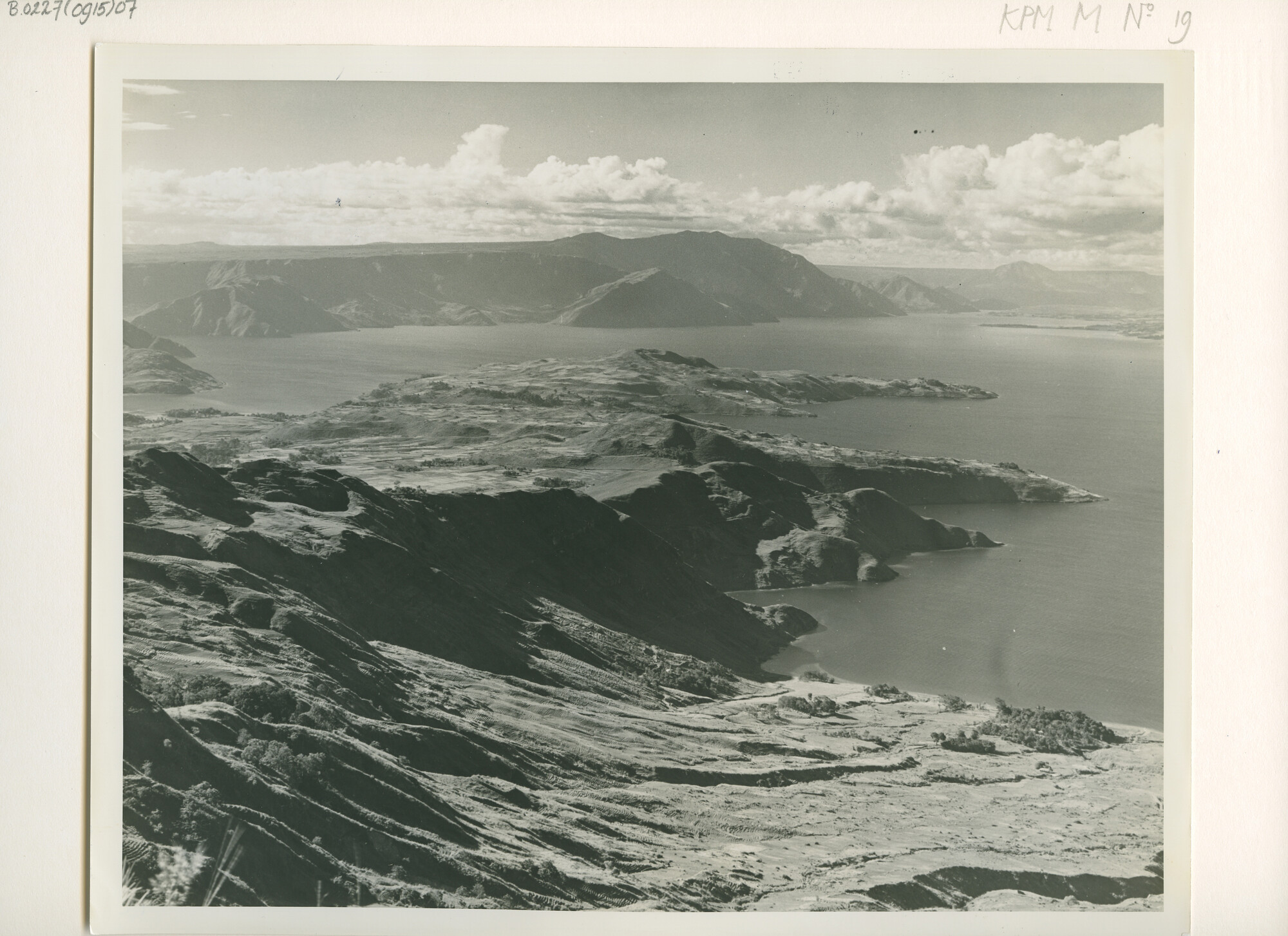 B.0227(0915)07; Landschapsfoto: uitzicht over het Toba Meer vanaf Hoeta Gindjang (Sumatra); foto