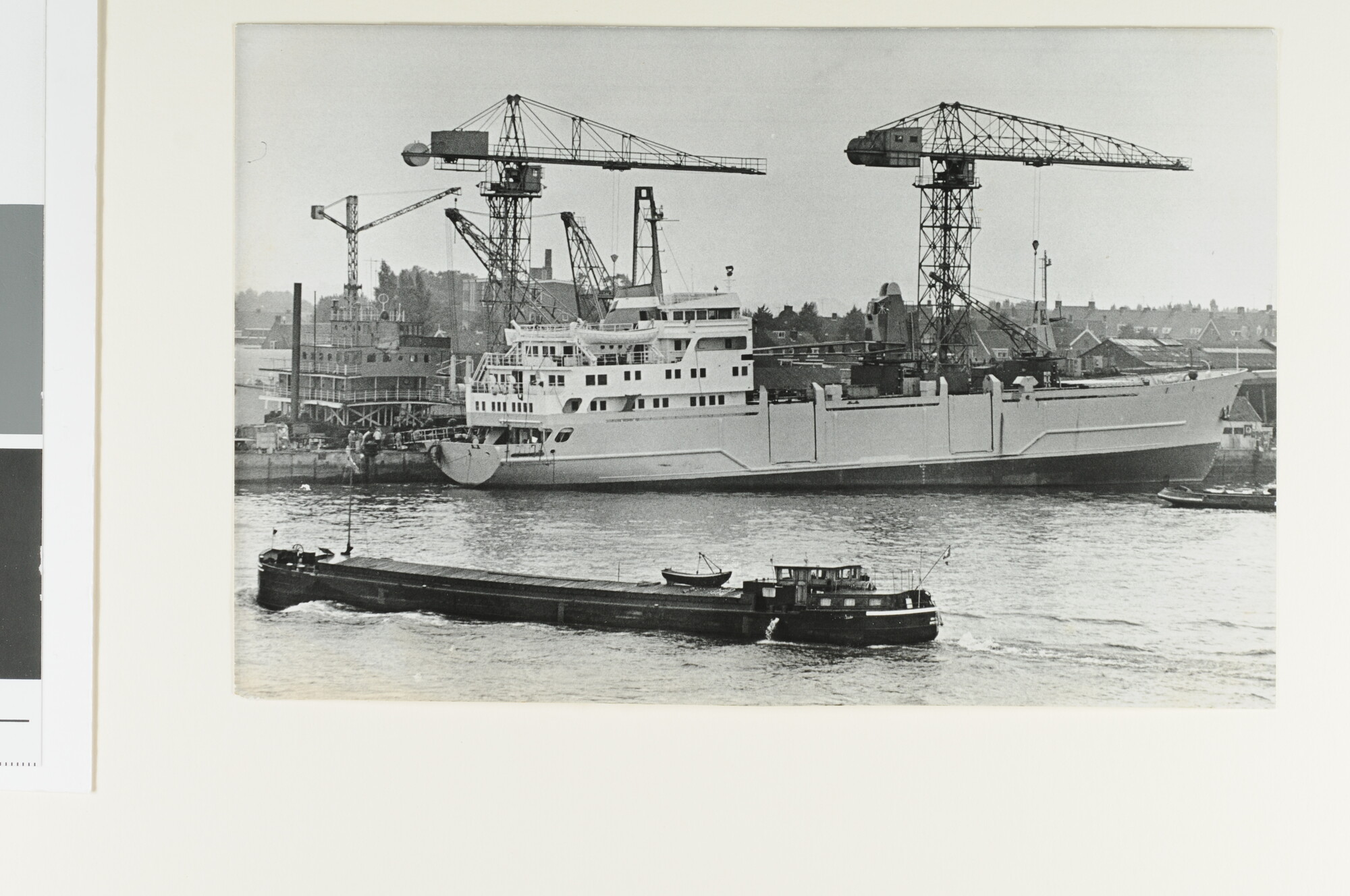 S.6408(0975); Het vrachtschip ms. Tyro van de Stoomvaart Maatschappij Zeevaart ligt [...]; foto