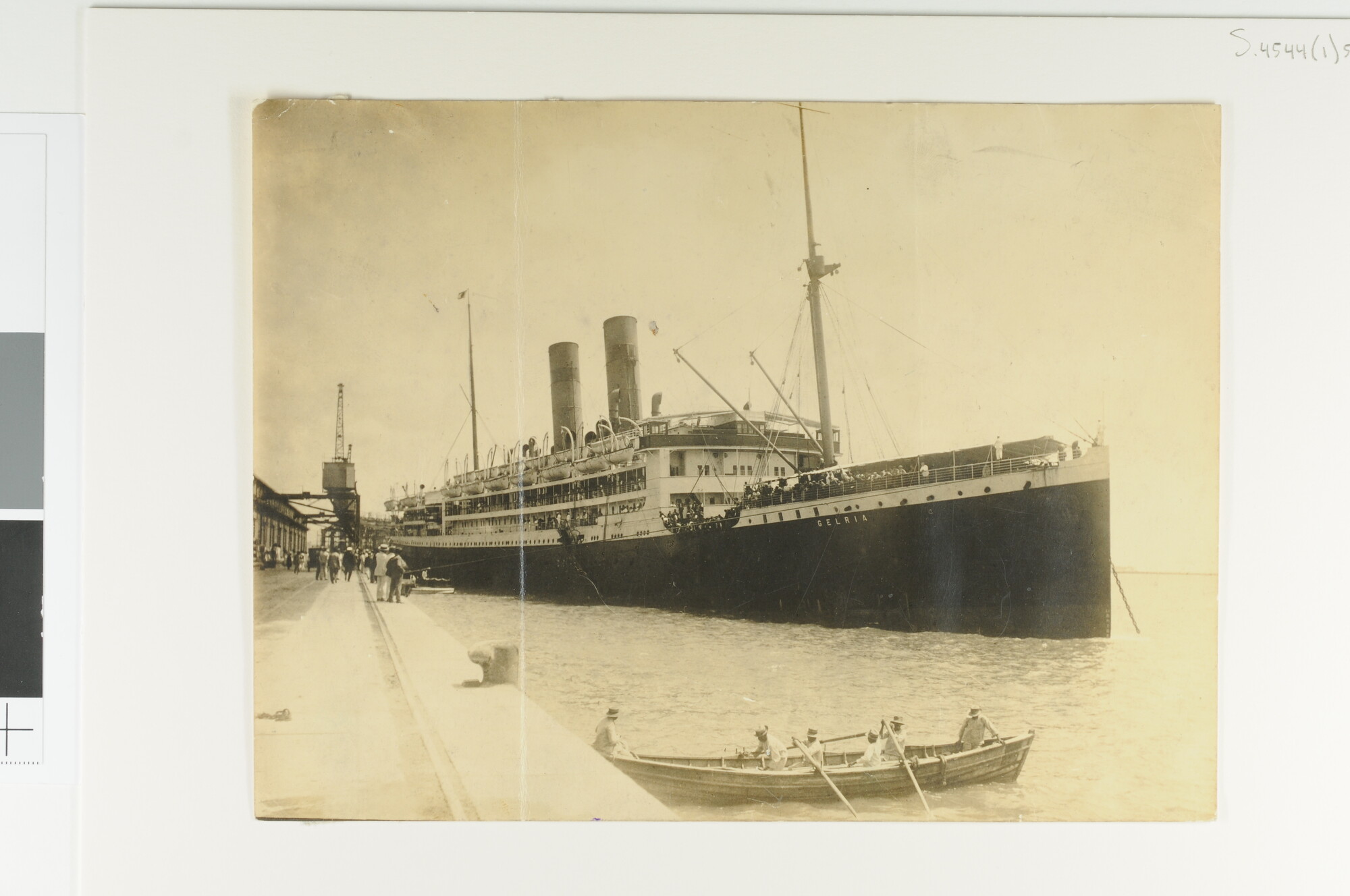 S.4544(01)5; Het passagiersschip ss. 'Gelria' van de Koninklijke Hollandsche Lloyd tijdens het afmeren in de haven van Pernambuco (Recife, Brazilië) oktober 1924; foto
