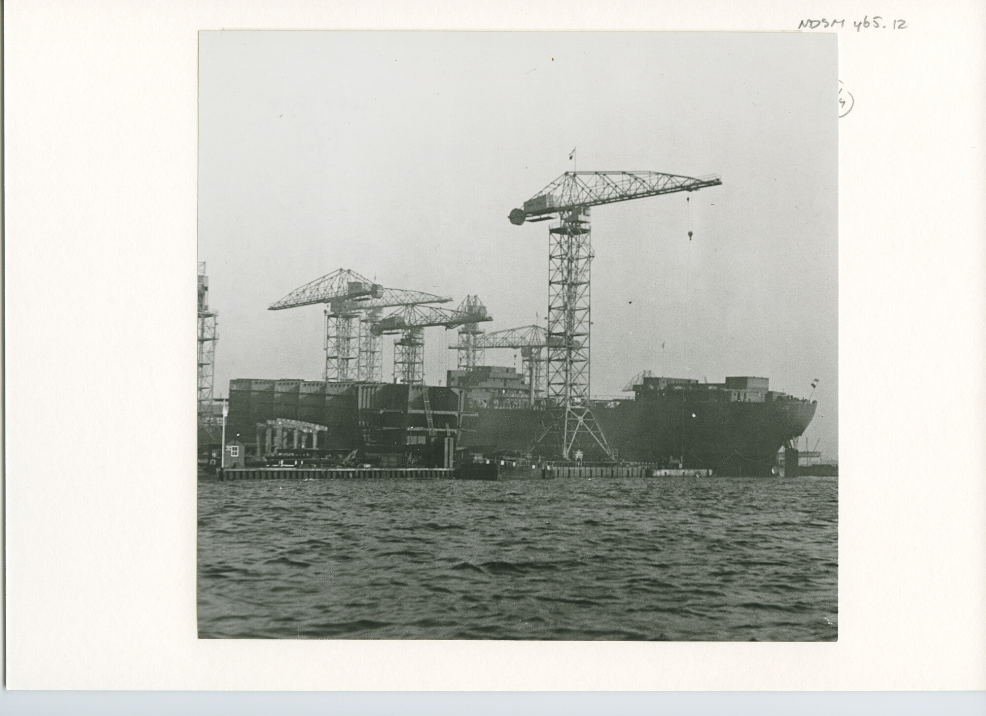 S.5444(2586)4; Foto van de tewaterlating van de tanker ms. Dorestad van de Amsterdam Maritiem Transport Maatschappij; foto