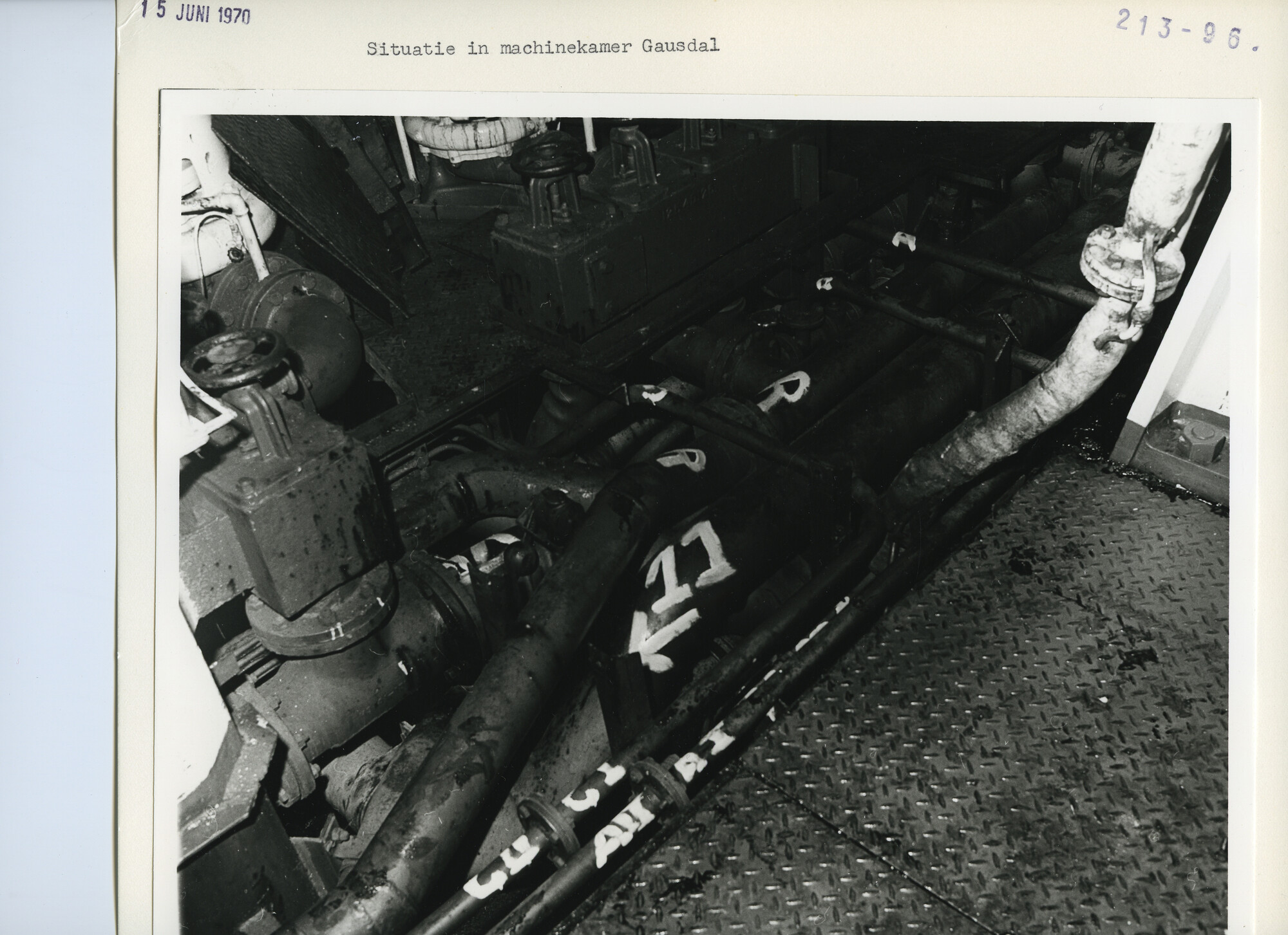 S.5444(5132)3; Situatiefoto van de toestand in de motorkamer van de Gausdal; foto