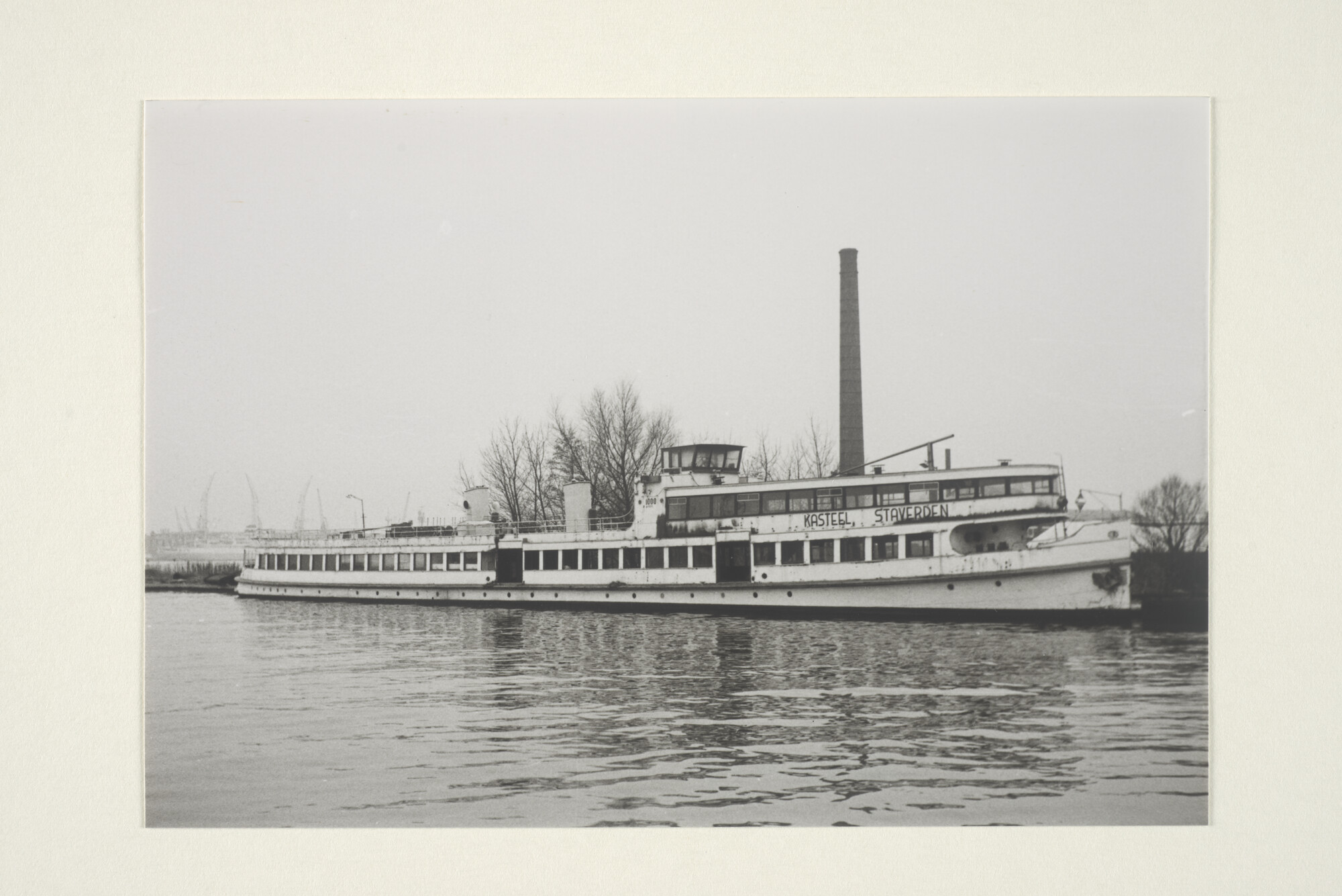 2000.2629; Veerboot Kasteel Staverden bij de Oranjewerf te Amsterdam [...]; foto