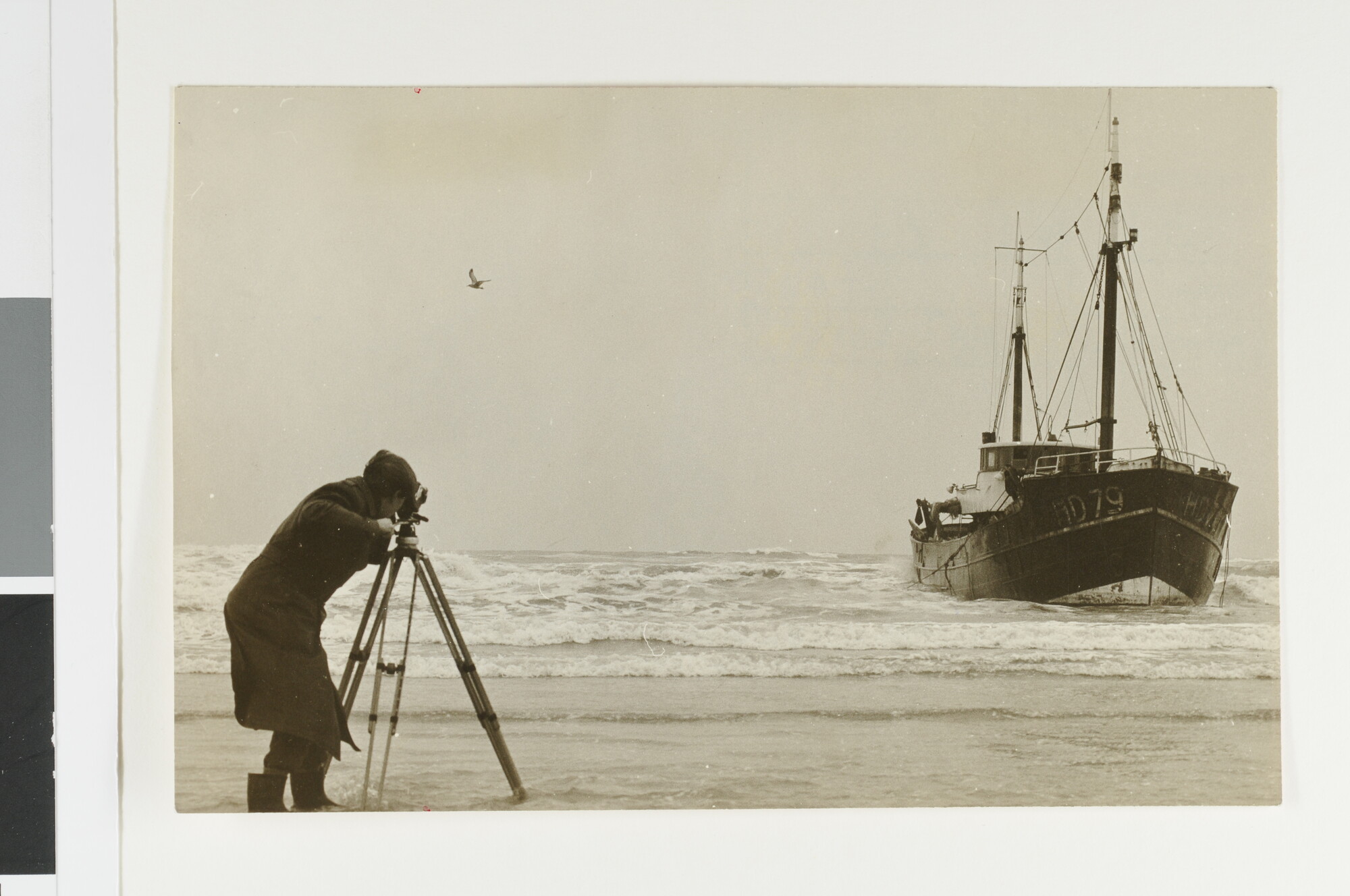 S.6408(1075); De Helderse viskotter De drie Gebroeders (HD 79) ligt in de branding op het strand van Texel [...]; foto