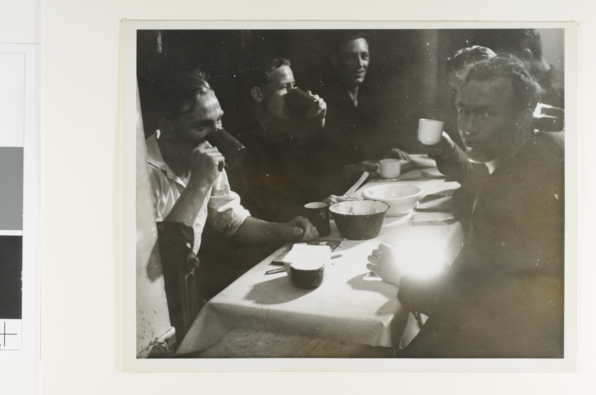 S.6281(02); Foto's over het leven aan boord van Hr.Ms. 'Flores', 1941; fotoreportage