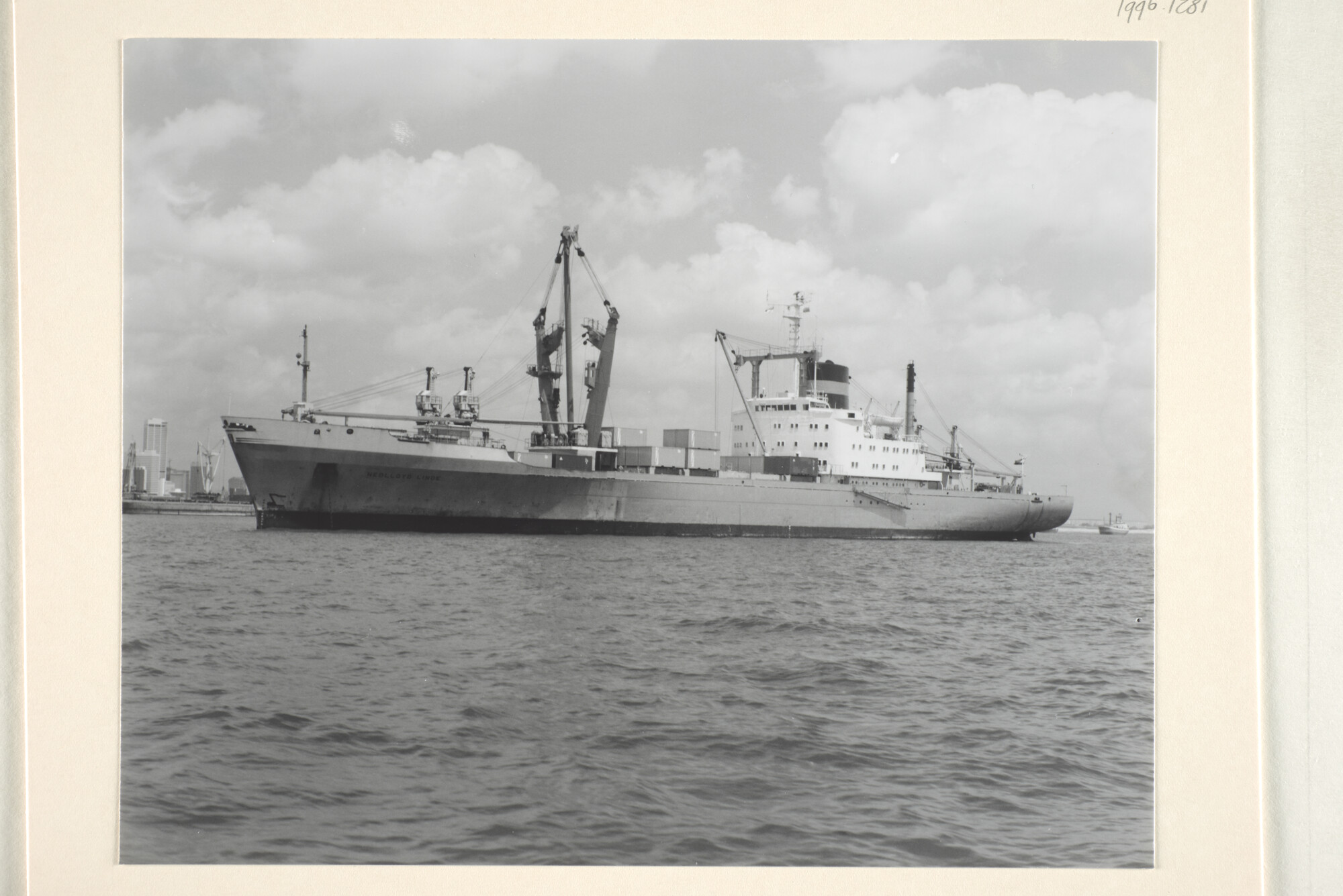 1996.1281; Het vrachtschip ms. Nedlloyd Linge (ex- Neder Linge van de Stoomvaart-Maatschappij Nederland; foto