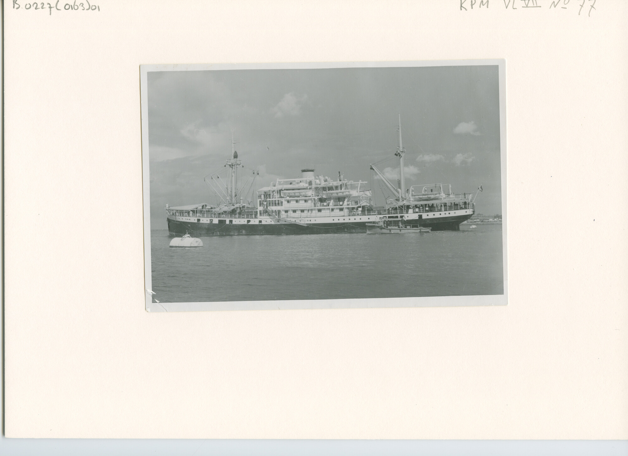 B.0227(0163)01; Foto van ms. Kalianget van de KPM bij het vertrek uit een haven; foto