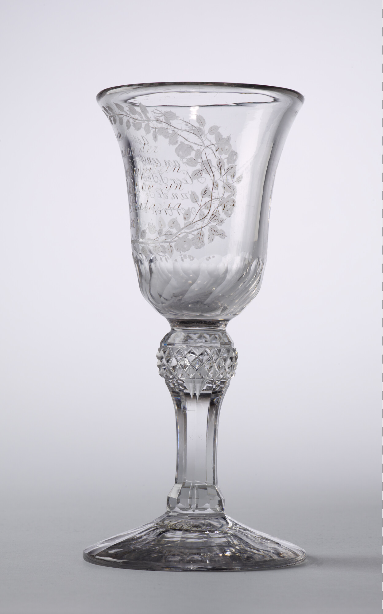 S.2184; Boheems wijnglas met een radgravure van rozentakken en een opschrift; drinkglas