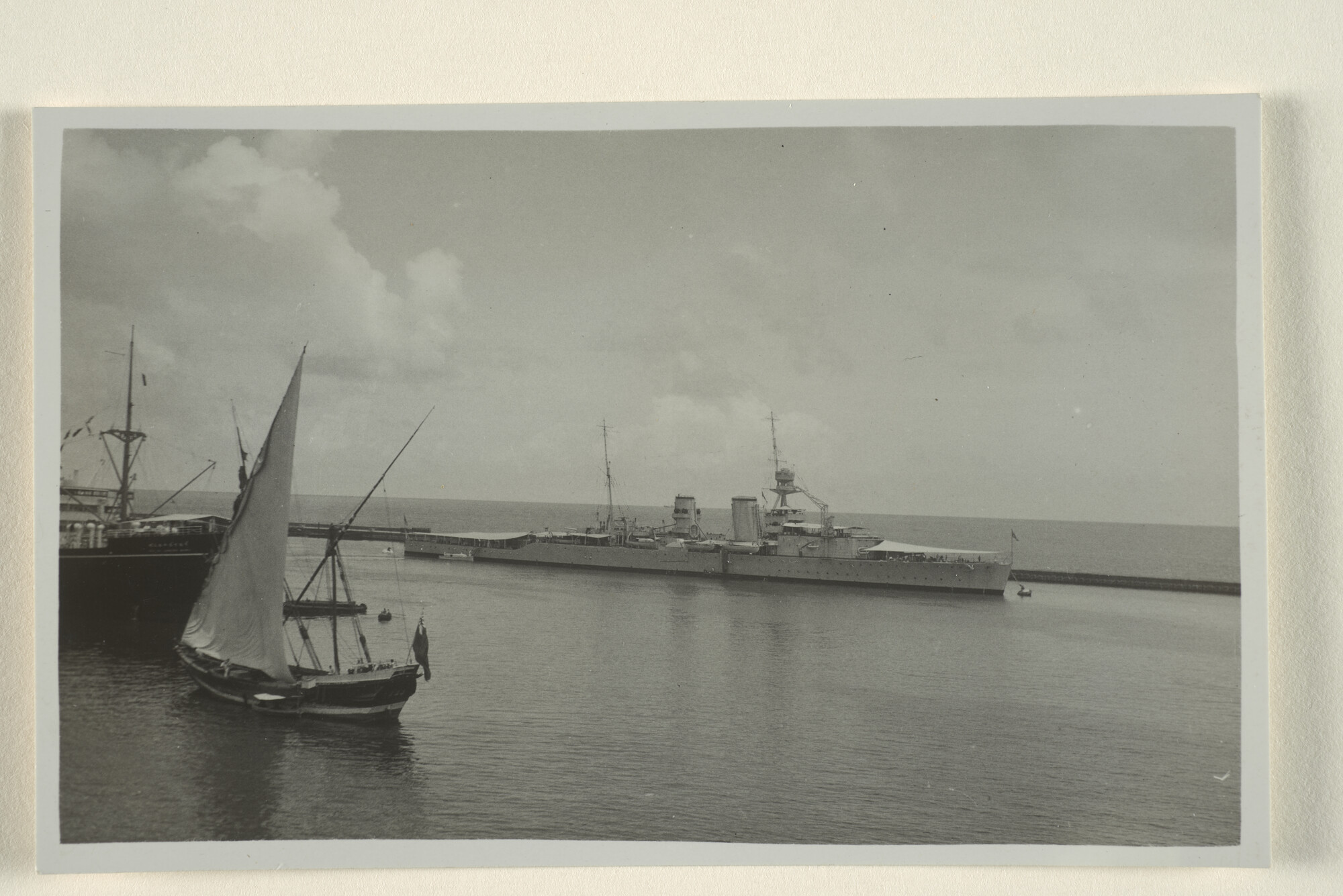 1995.1671; Fotos van de Britse kruiser HMS Vindictive ligt afgemeerd in de haven van [...]; fotoreportage