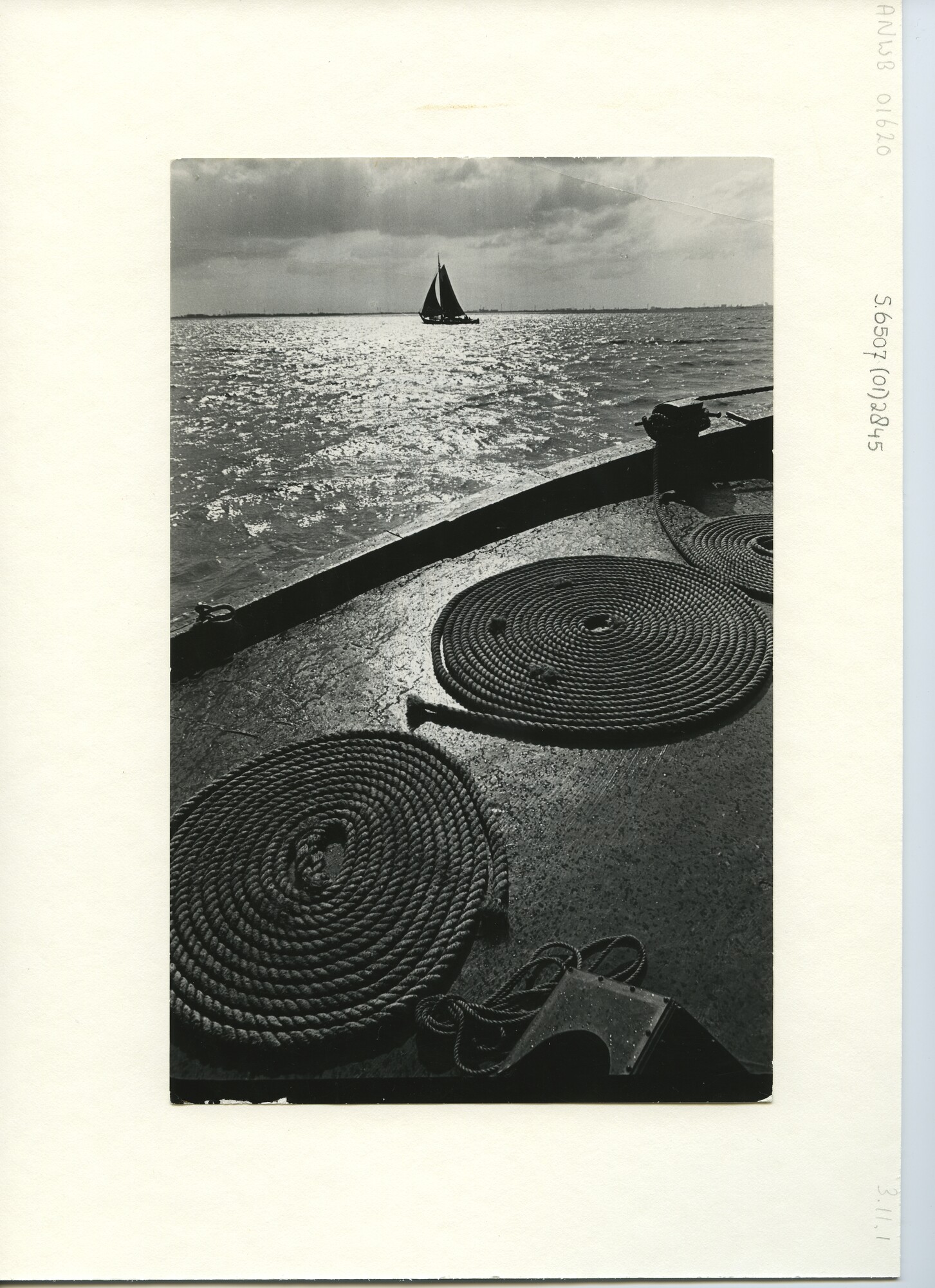 S.6507(01)2845; Een botter op het IJselmeer voor de kust van Edam; foto