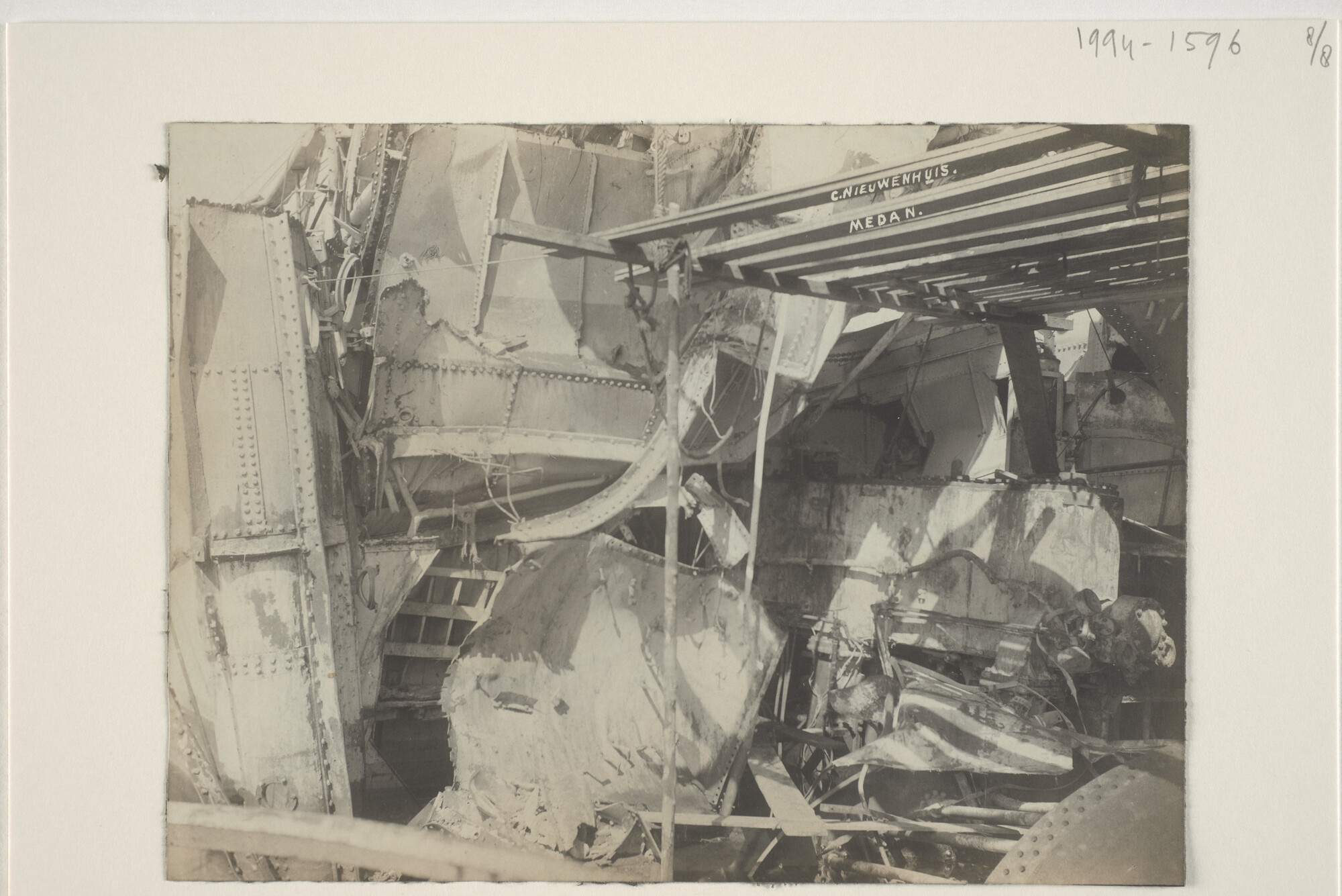 1994.1596; Schadefoto's van het ss. 'Pahud' na de ketelexplosie aan de steiger te Belawan-Deli, april 1908; fotoreportage
