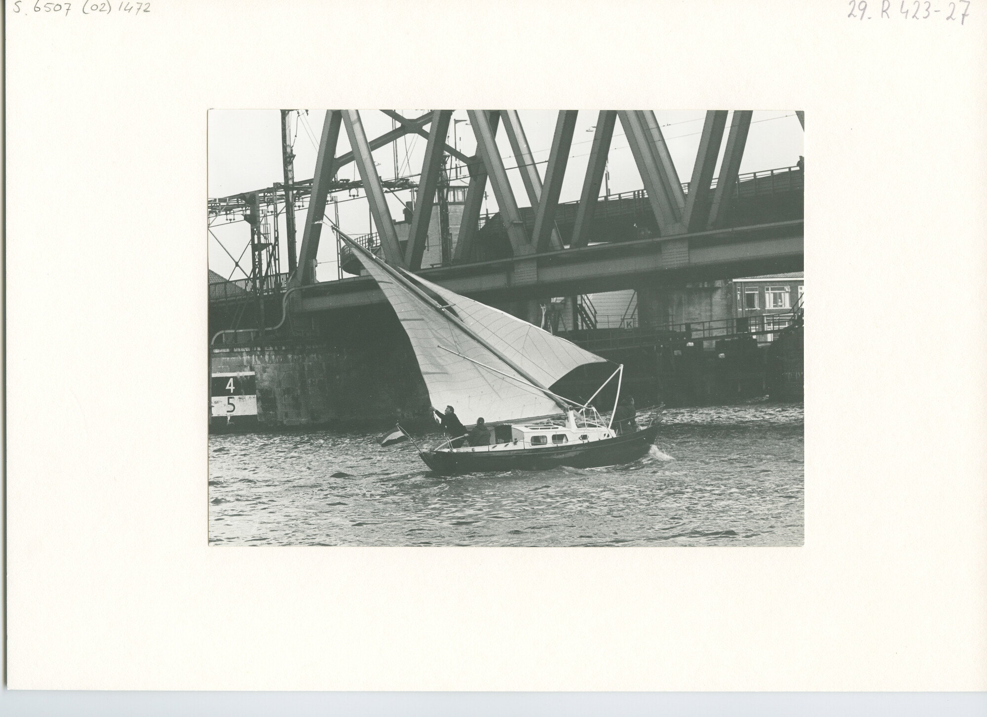 S.6507(02)1472; Zwart-wit foto van de 5-eilandentocht bij Dordrecht; foto