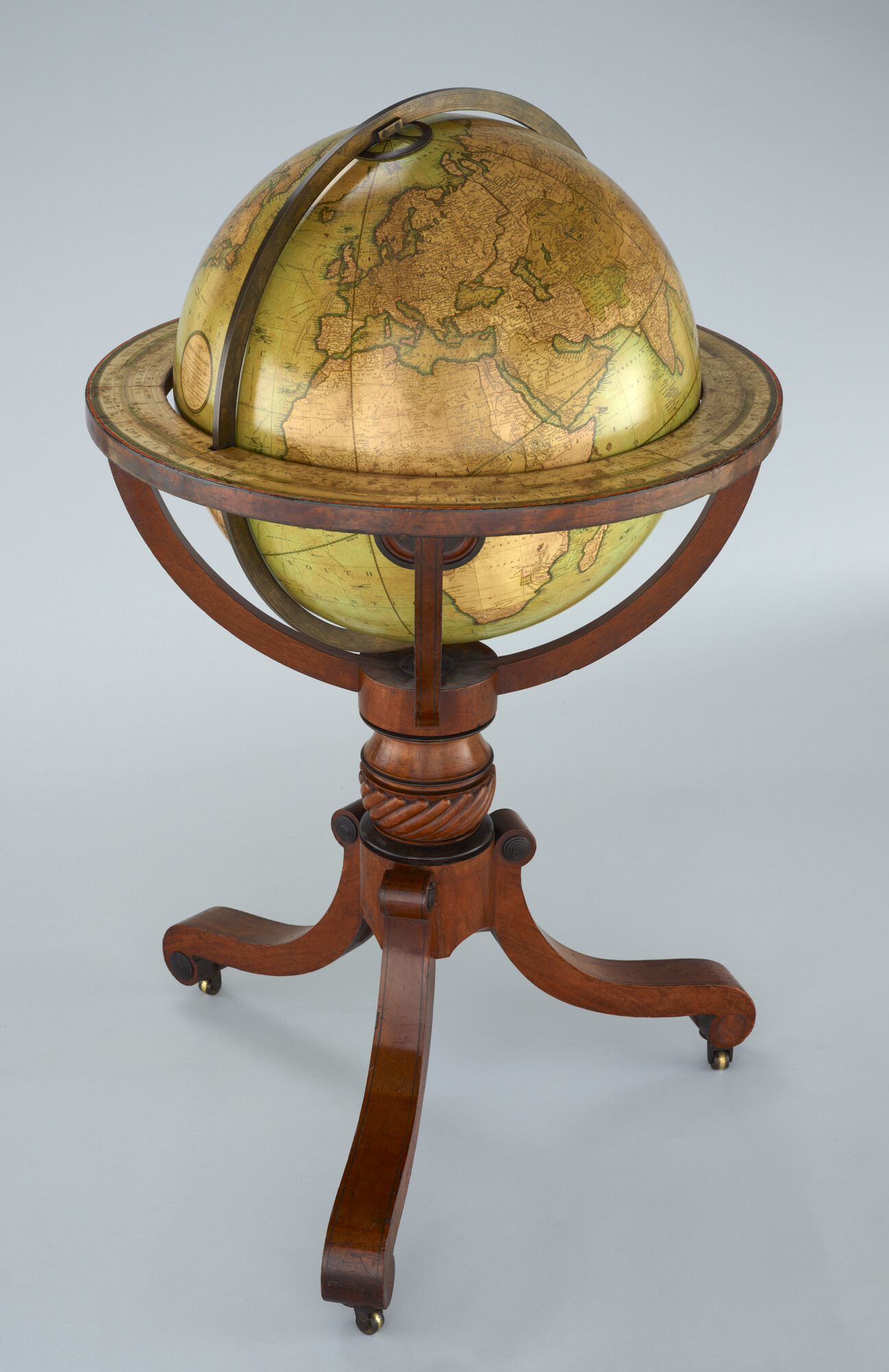 A.0145(025)14; Aardglobe van 53,5 cm. in doorsnede door John en William Cary, 1815, in de verbeterde uitgave van 1819; globe
