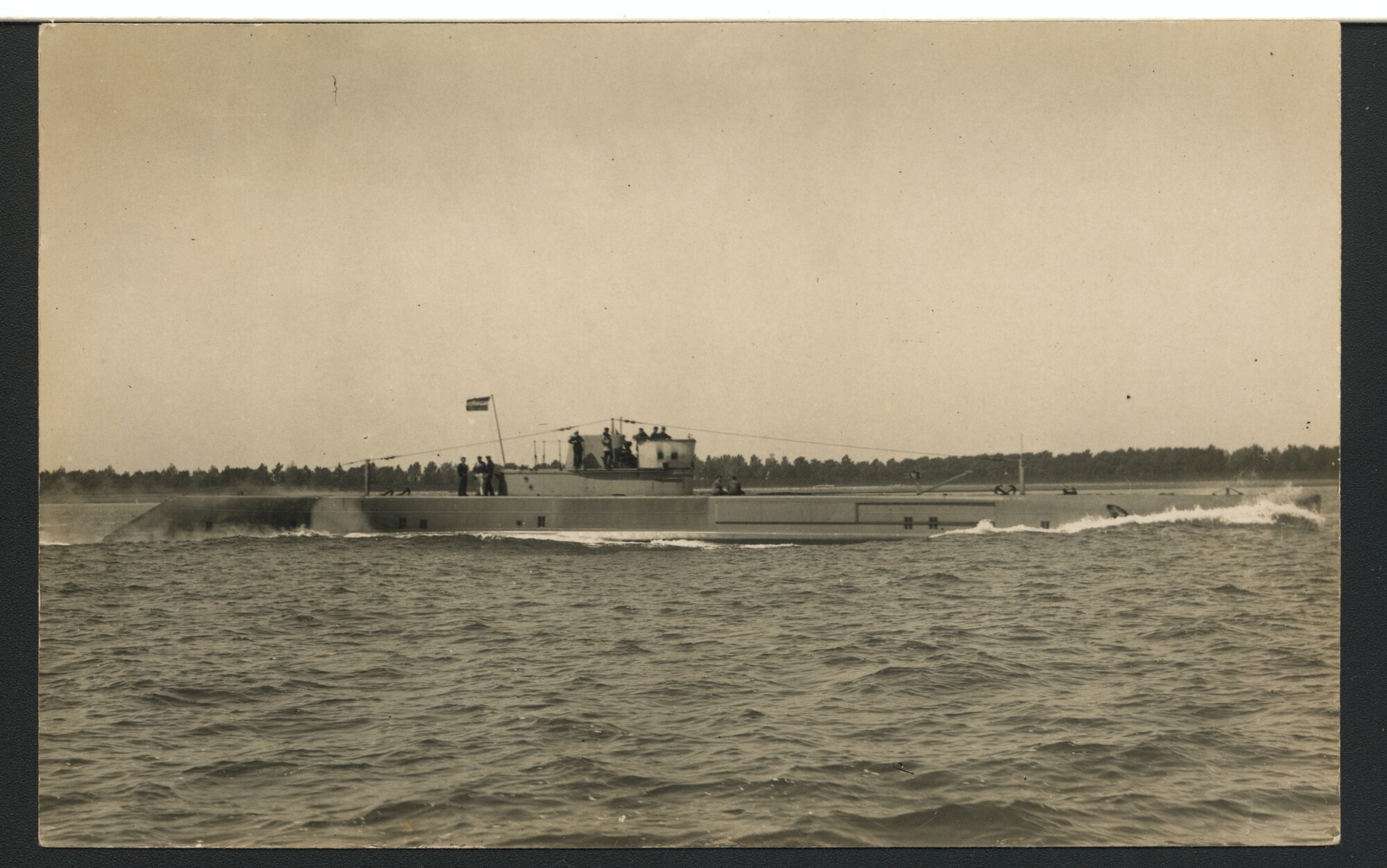 A.2867(01)011; De onderzeeboot Hr.Ms. 'K VI' op zee; prentbriefkaart