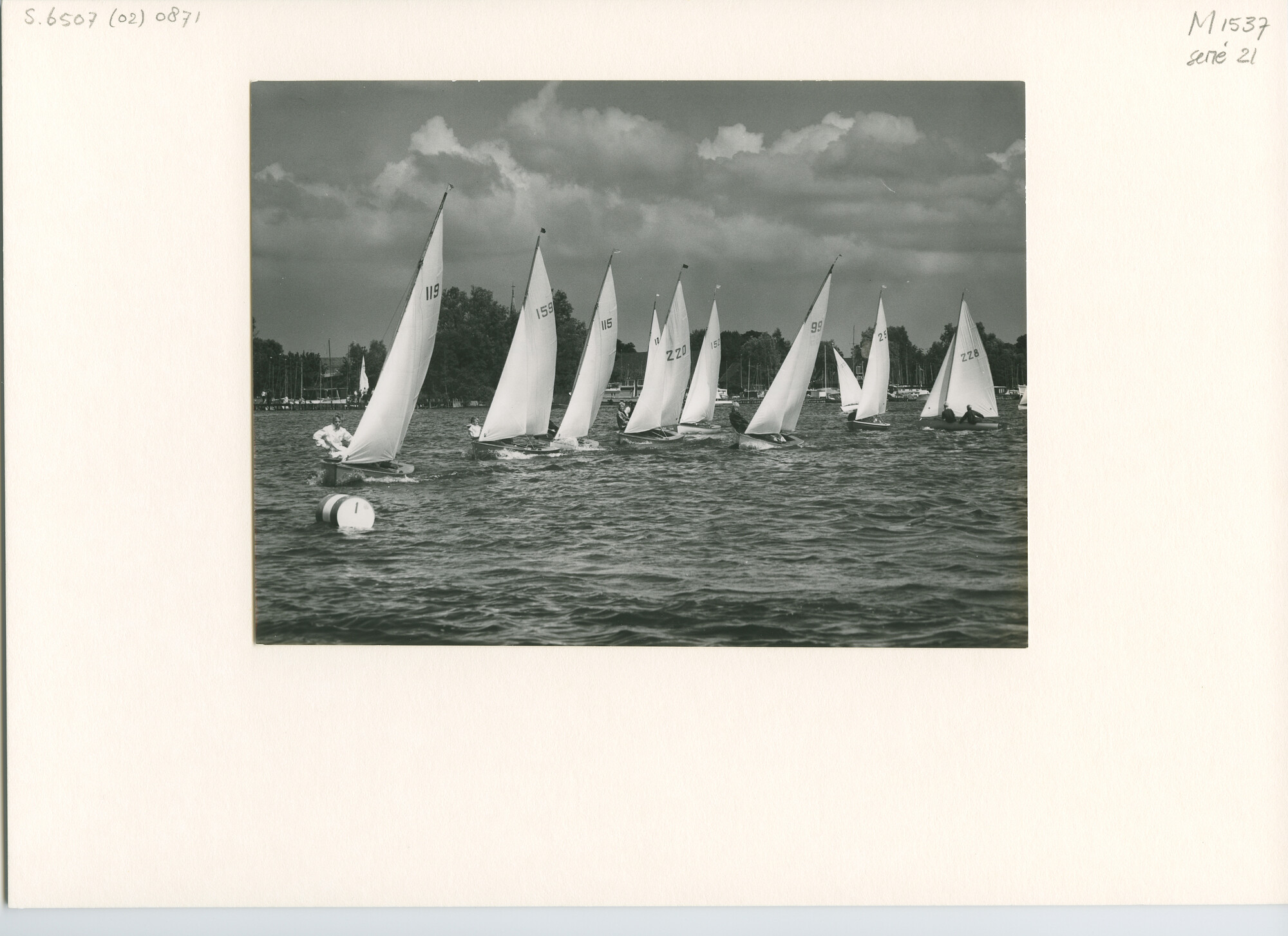 S.6507(02)0871.02; Zwart-wit foto van de Jeugdklasse op de Loosdrechtse Plassen; foto