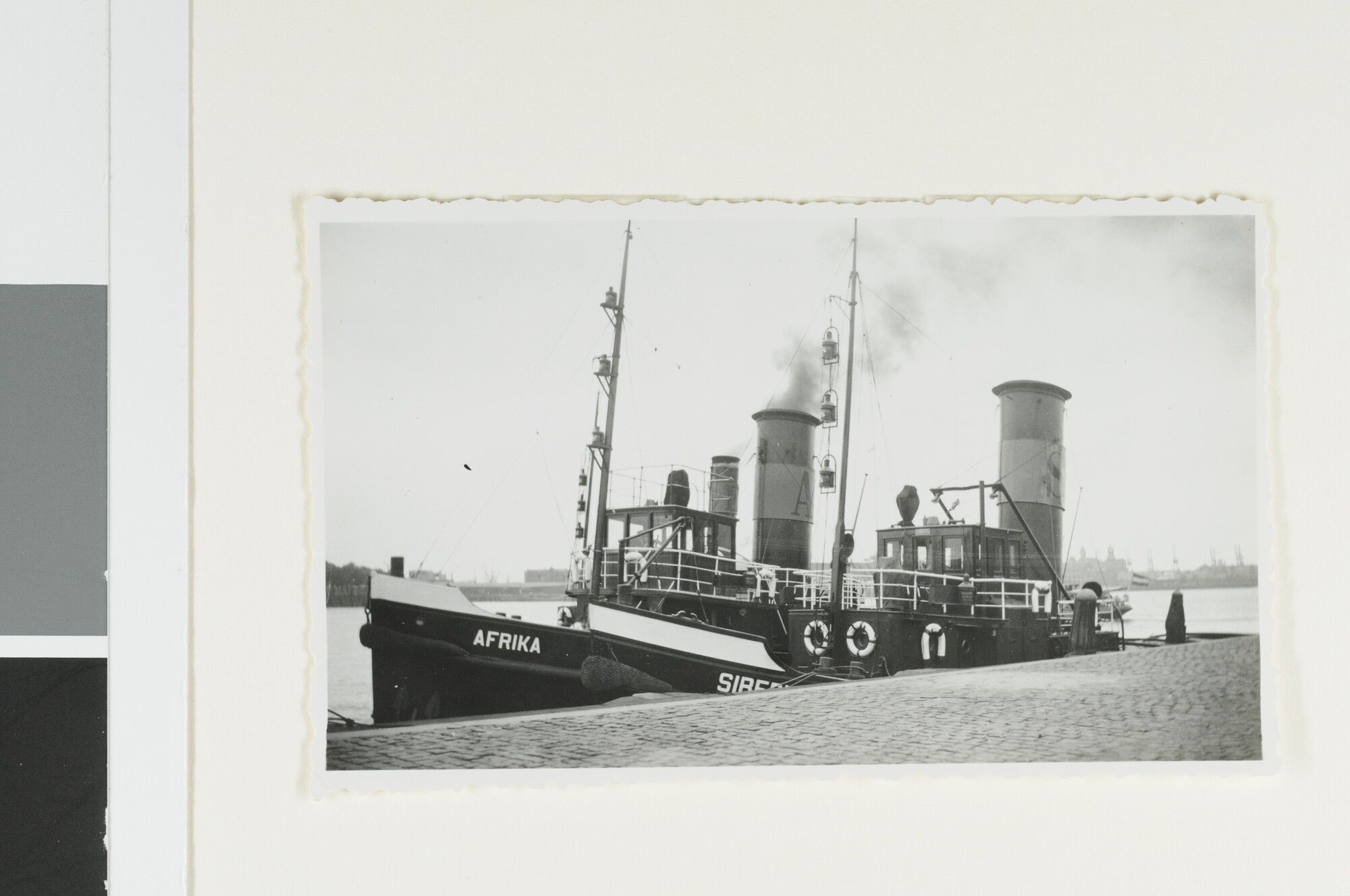 S.4380(04)648; De stoomsleepboten Afrika (ex- Simson van Bureau Wijsmuller, ex Eva & Gebr. Bodewes 8) en Siberië van NV; foto