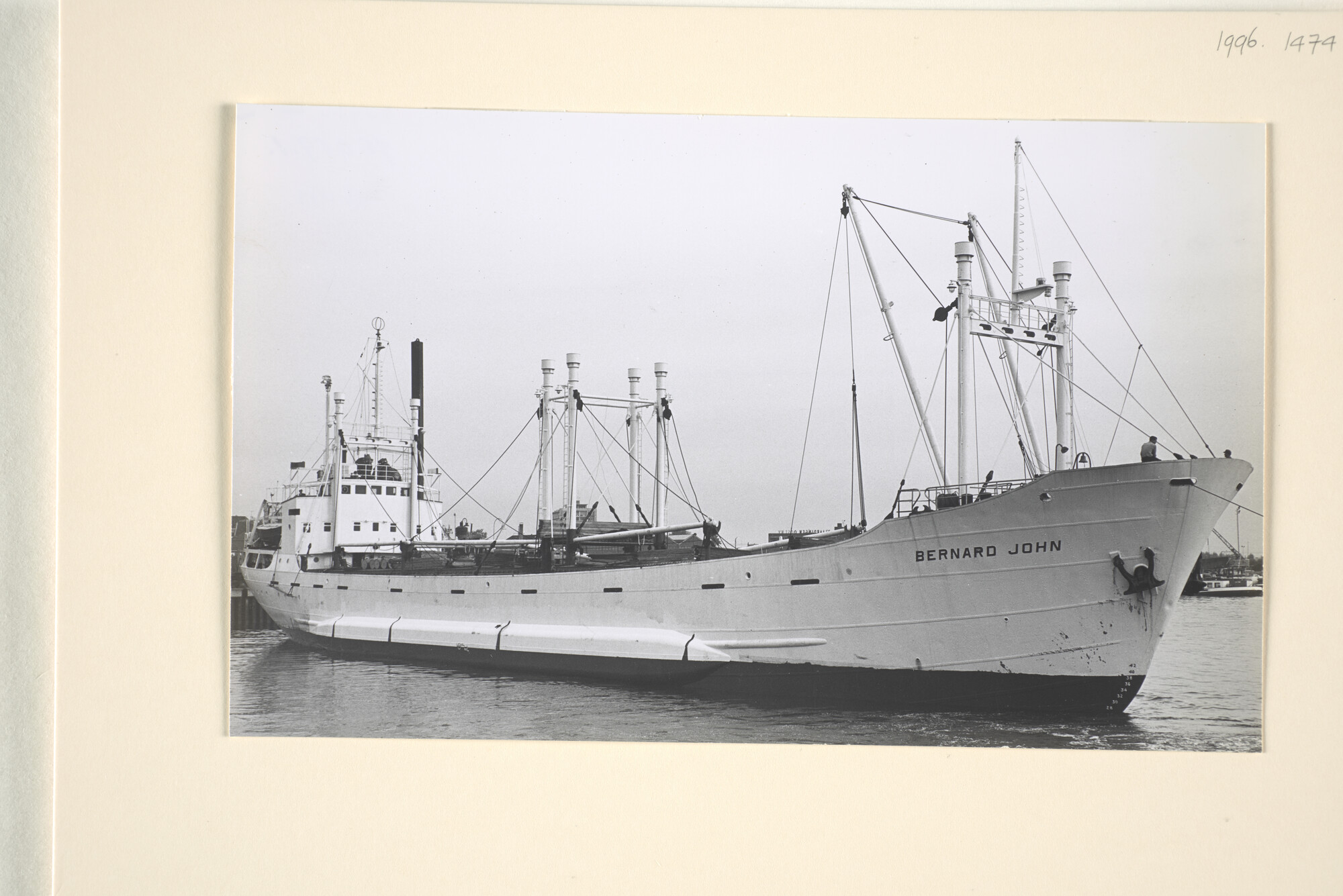 1996.1474; De coaster ms. Bernard John van B. v.d. Laan te Rotterdam gezien in de [...]; foto