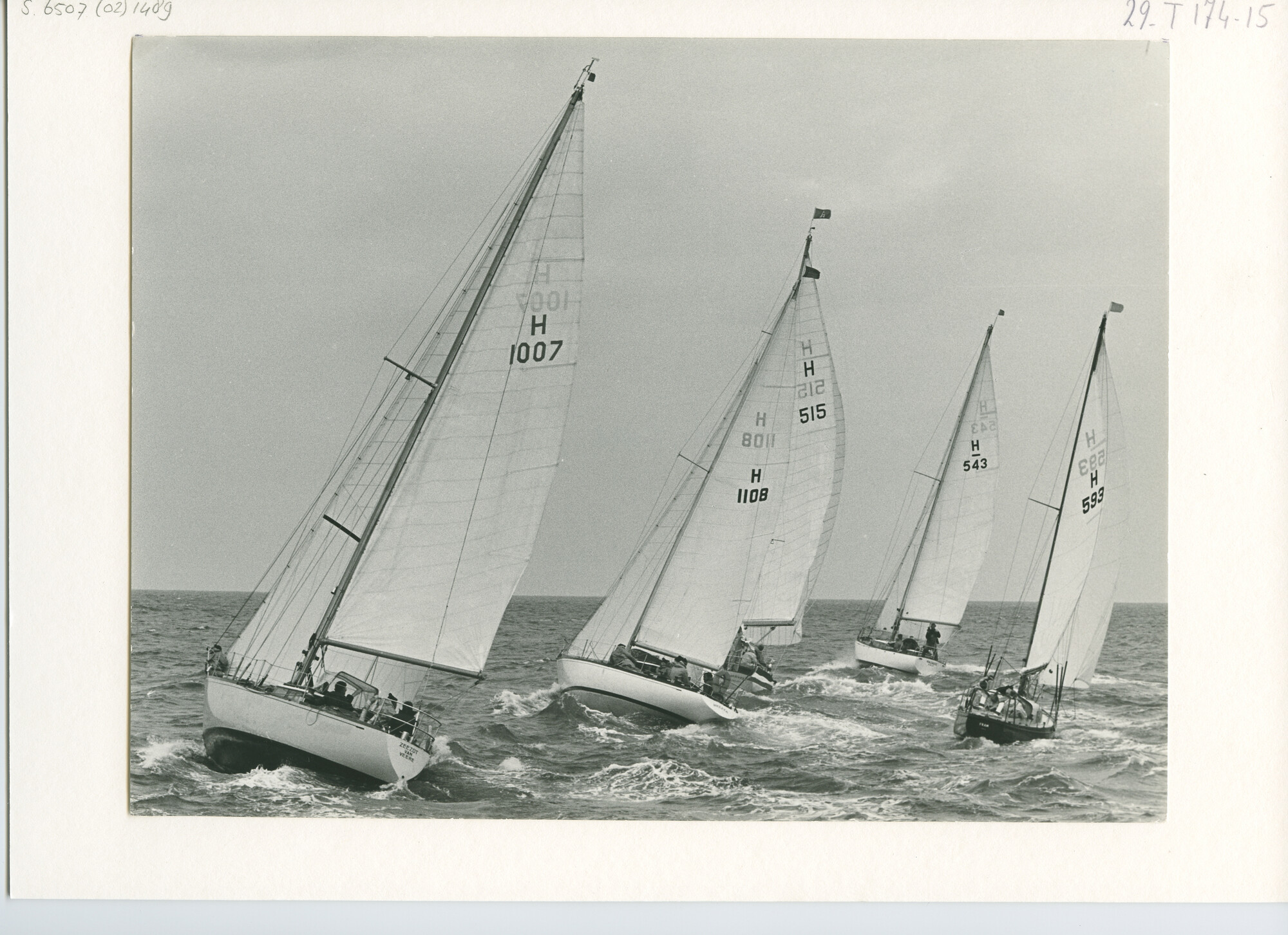 S.6507(02)1489.02; Zwart-wit foto van de oefenwedstrijd voor RORC-gemeten jachten voor Hoek van Holland: o.a. 'Tonnère de Breskens' (H 2161) 'Pierrette III' (H 515) 'Najade' (H 543) [...]; foto