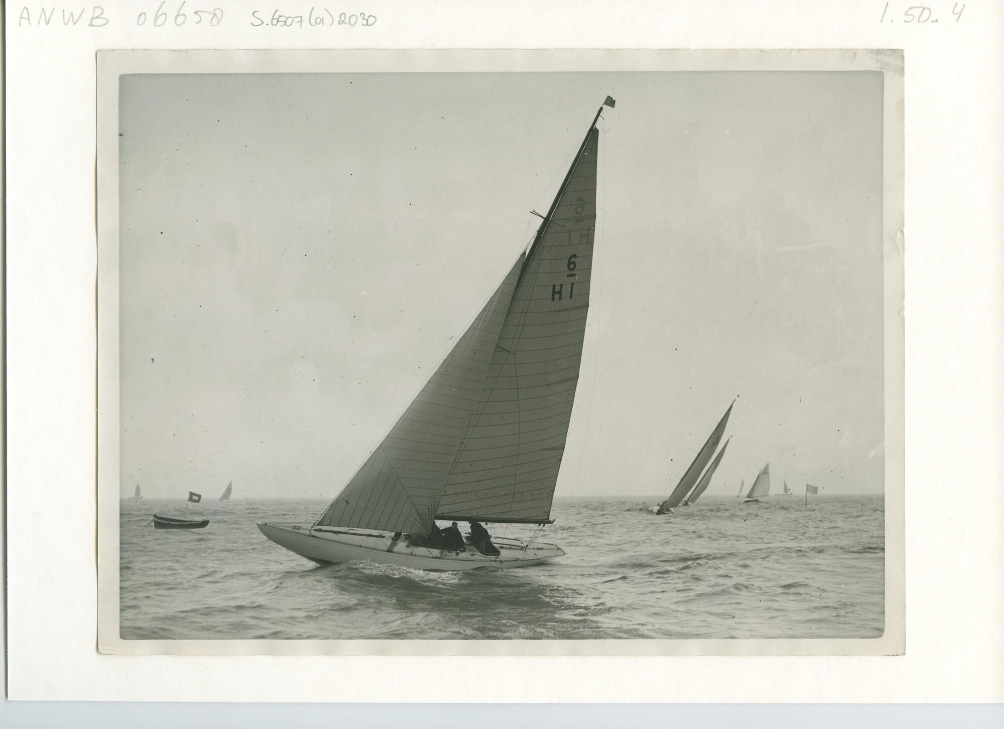 S.6507(01)2030; Het 6-meter-klasse zeiljacht De Ruyter I, H 1, tijdens een wedstrijd op de Zuiderzee; foto