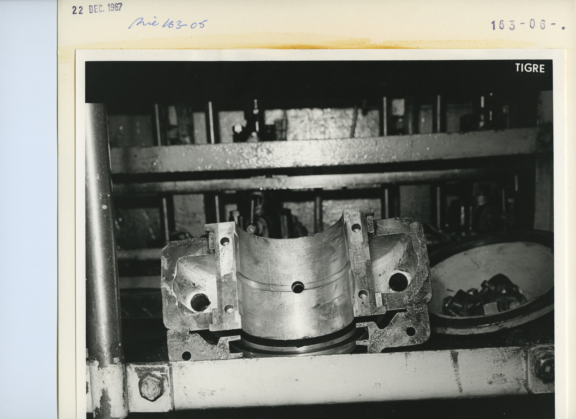 S.5444(4835)06; Foto van schade aan een electromotor of generator van de Tigre; foto