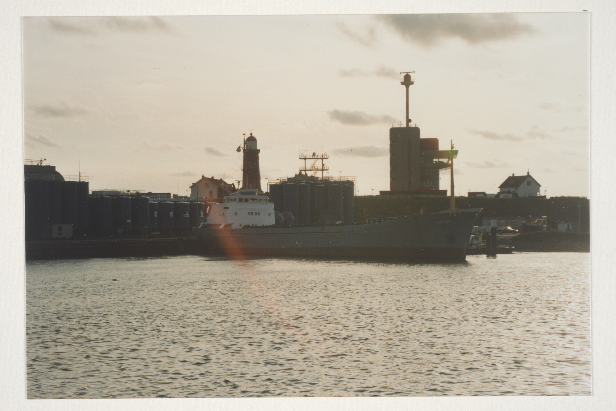 2000.0859; Kleurenfoto van het cementschip ms. Carine (ex- Bart, Garza en Geestduin) van Cebo Marine BV; foto