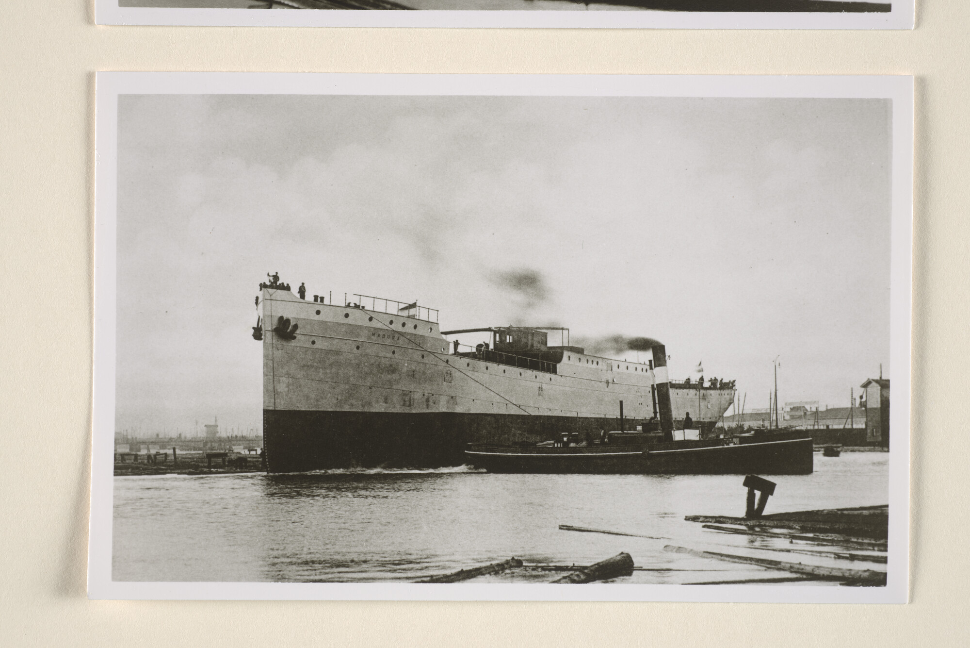1995.1821; Reproductiefoto's van de tewaterlating van het vrachtschip ss. Madura van de SMN; fotoreportage