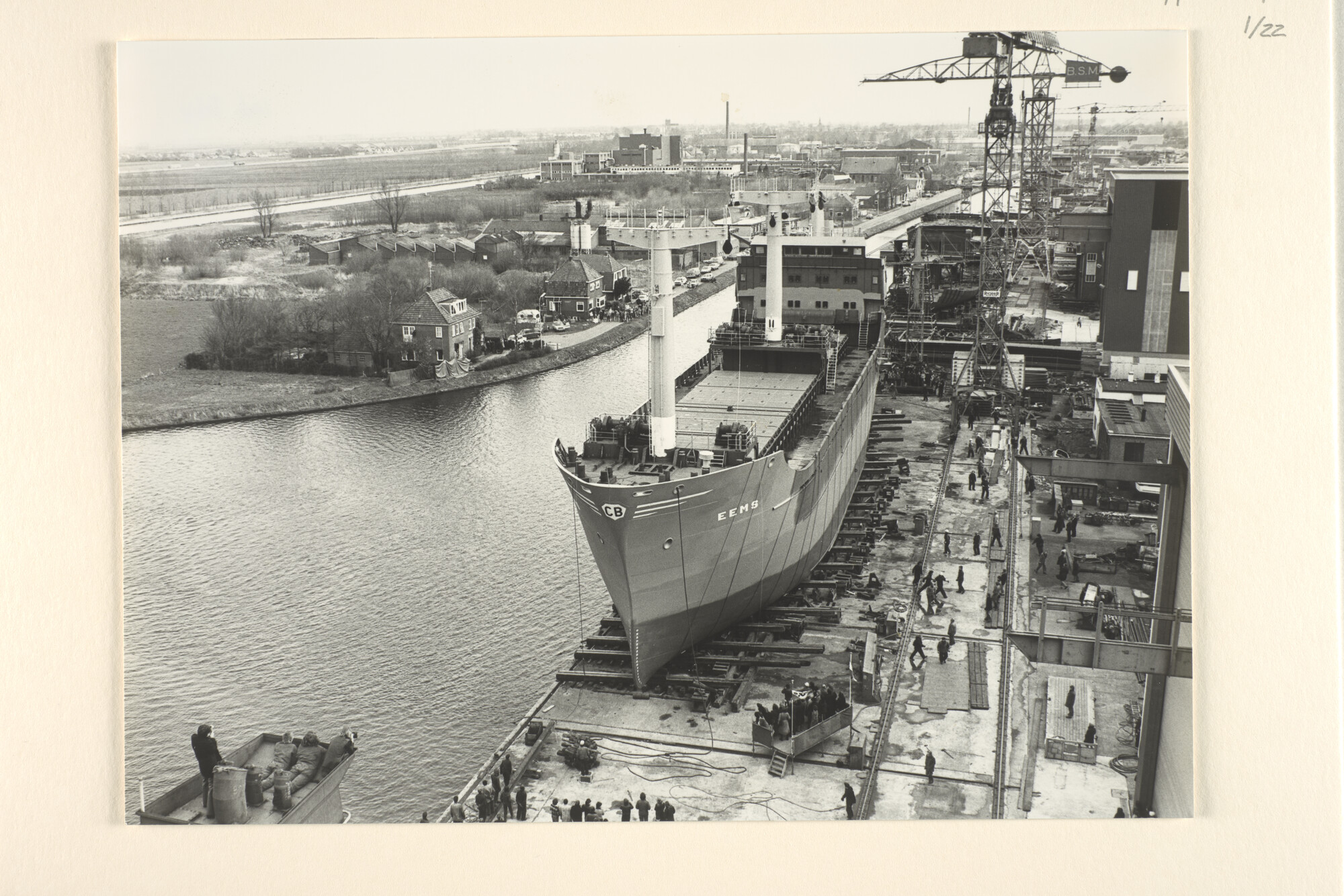 1996.2064; Foto's van de tewaterlating van de coaster ms. 'Eems' van C. Bos te Schiedam; fotoreportage