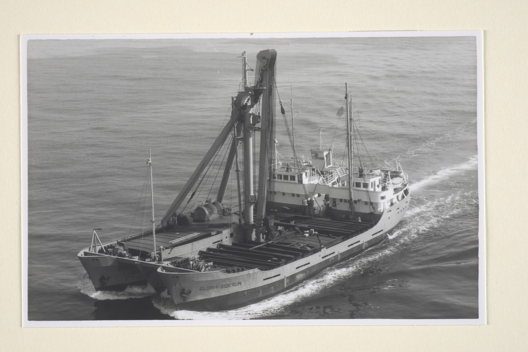 1996.2137; Een luchtfoto van het onder Liberiaanse vlag varende zware ladingschip [...]; foto