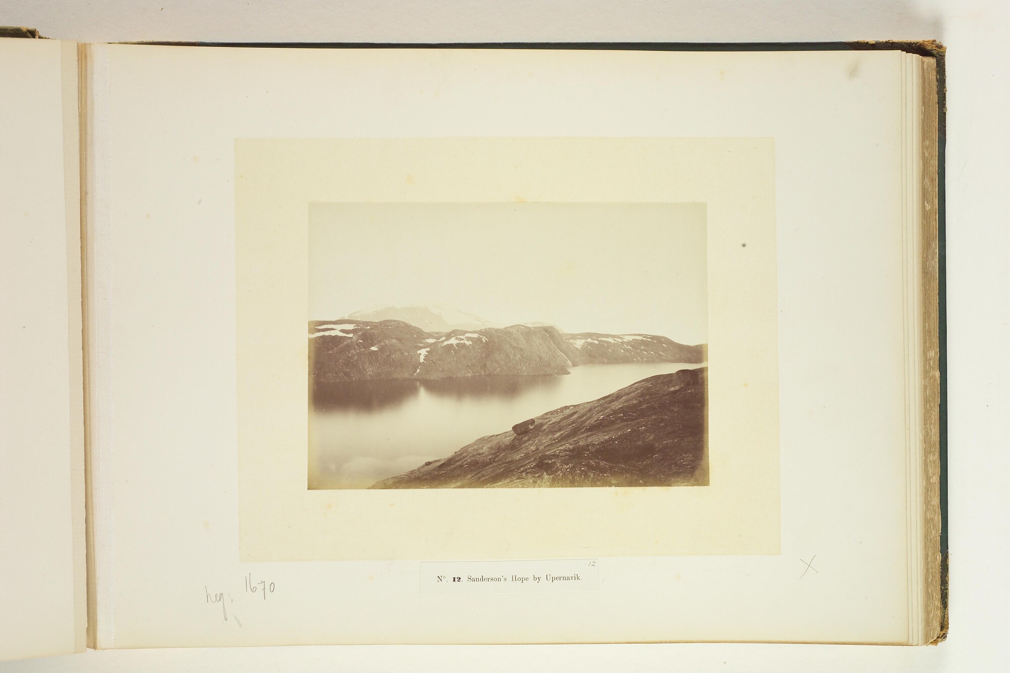 A.4325; Album met foto's van de noordpoolreis van de Pandora; fotoalbum