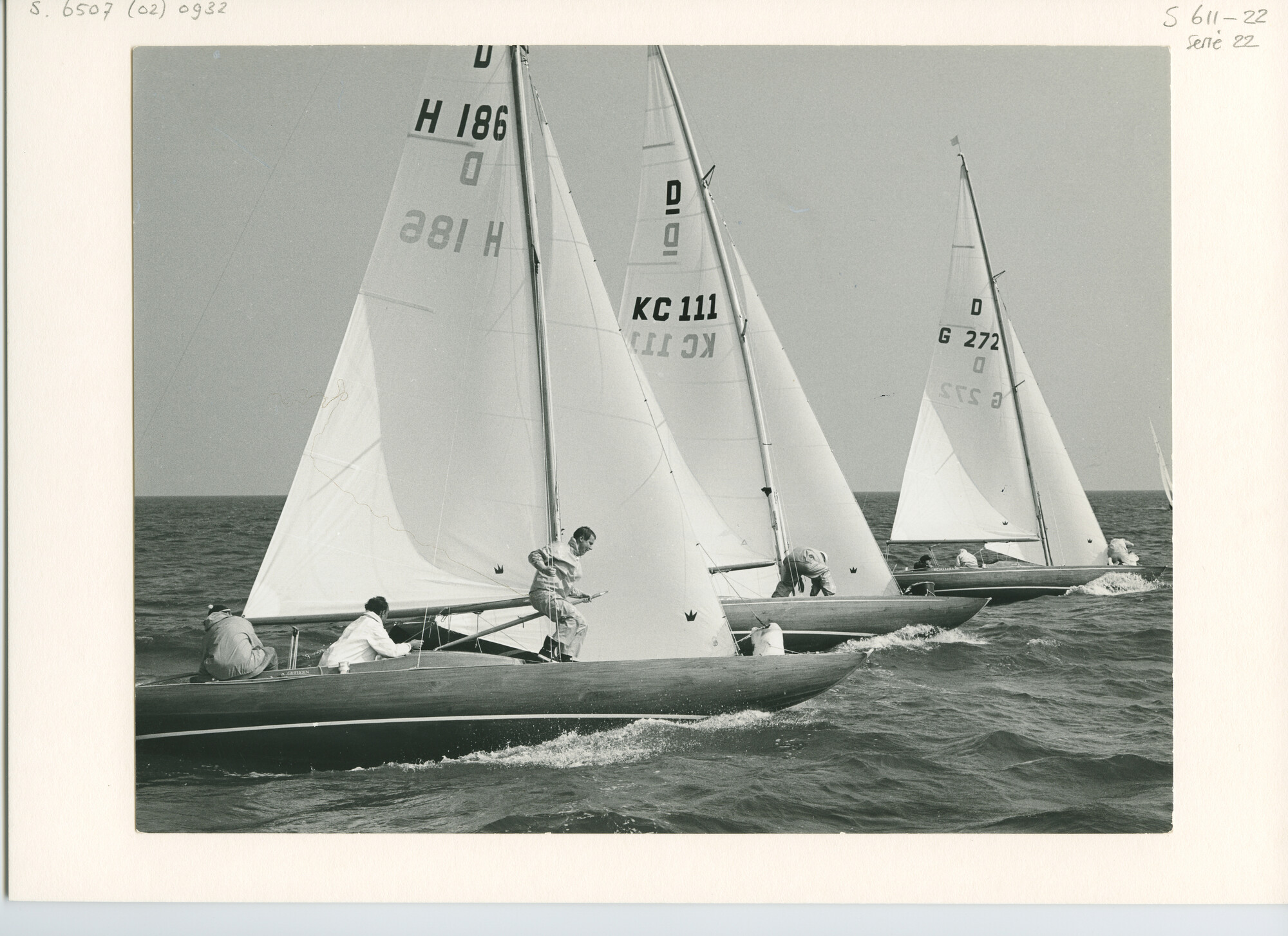 S.6507(02)0932.03; Zwart-wit foto van de een wedstrijd in de Drakenklasse op het IJsselmeer voor Medemblik om de Internationale Dragon Gold Cup; foto