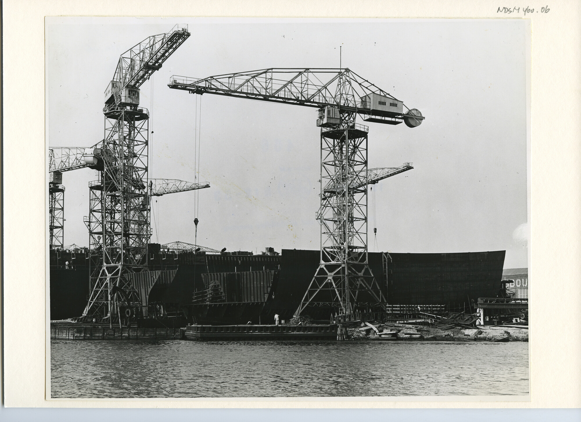 S.5444(2497)2; Foto van de Liberiaanse tanker ts. Ragusa in aanbouw bij de NDSM; foto
