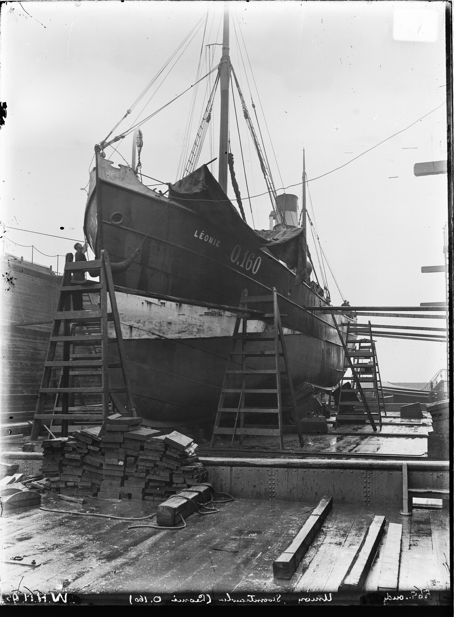 S.1156(06)366-1; De stoomtrawler Union (Leonie O 160) van J. Baels-Mauricx te Ostende, op stapel in 1896 op de werf van Hawthorn & Co. te Leith; negatief
