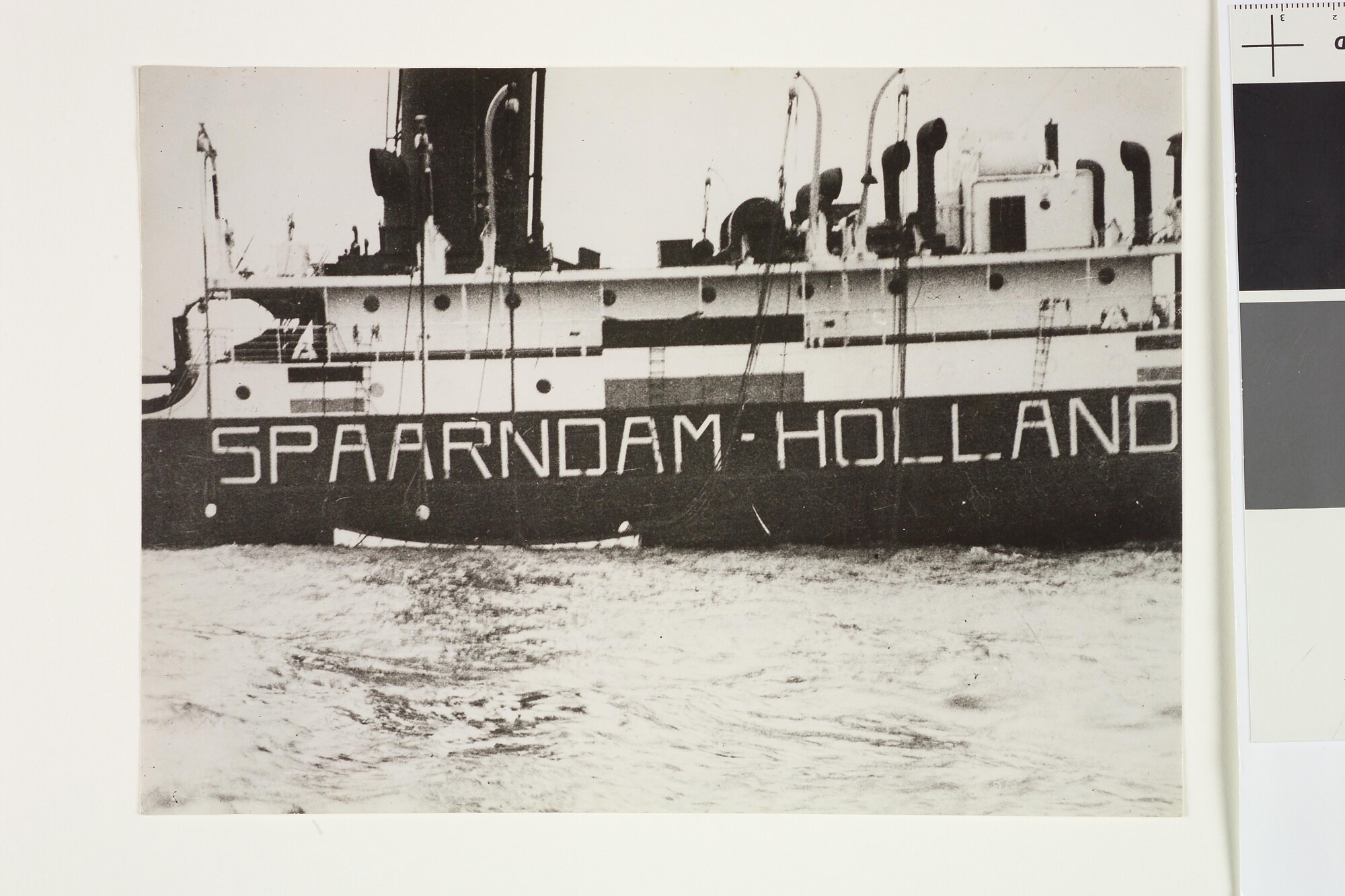 2000.3392; Het passagiersschip ss. 'Spaarndam' van de Holland-Amerika Lijn gezonken op de Thames na op een mijn gelopen te zijn [...]; foto