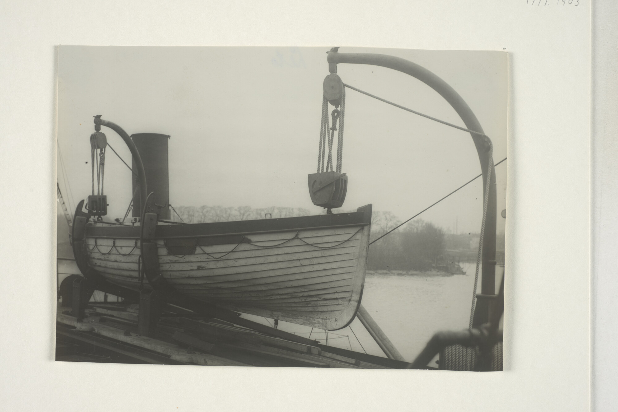 1999.1403; Fotos van de davit- en sloepopstelling aan boord van het vrachtschip [...]; fotoreportage
