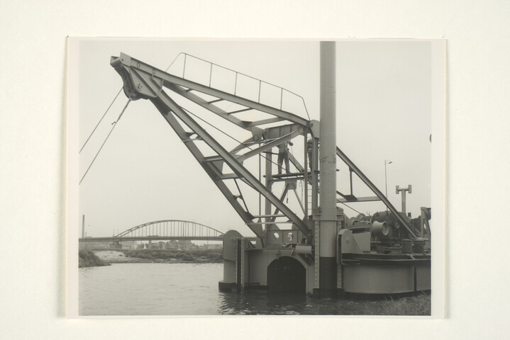 S.5219(12)0228; Foto's van het in bedrijf stellen de zandzuiger 'Sliedrecht XII', gebouwd op de dwarshelling van de ASM; fotoreportage
