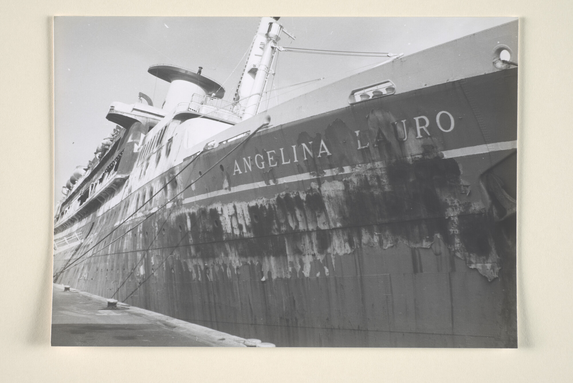 1995.5039; Detailfoto's van het uitgebrande Italiaanse cruiseschip ms. Angelina Lauro; fotoreportage