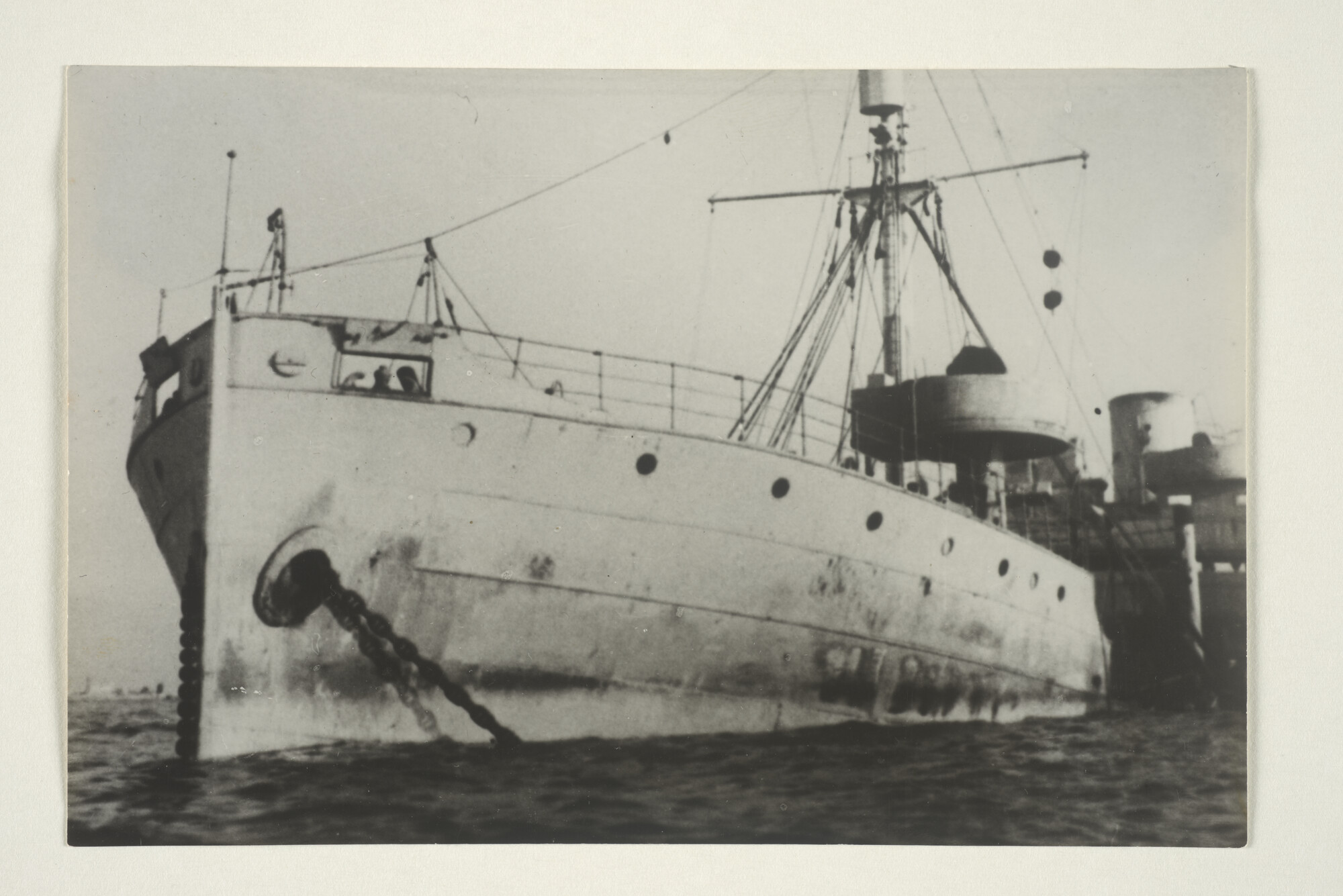 2000.3379; Foto's van het gestrande en gezonken vrachtschip ms. 'Palembang' van de Rotterdamsche Lloyd vlak voor de haven van Alexandrië november 1944; fotoreportage
