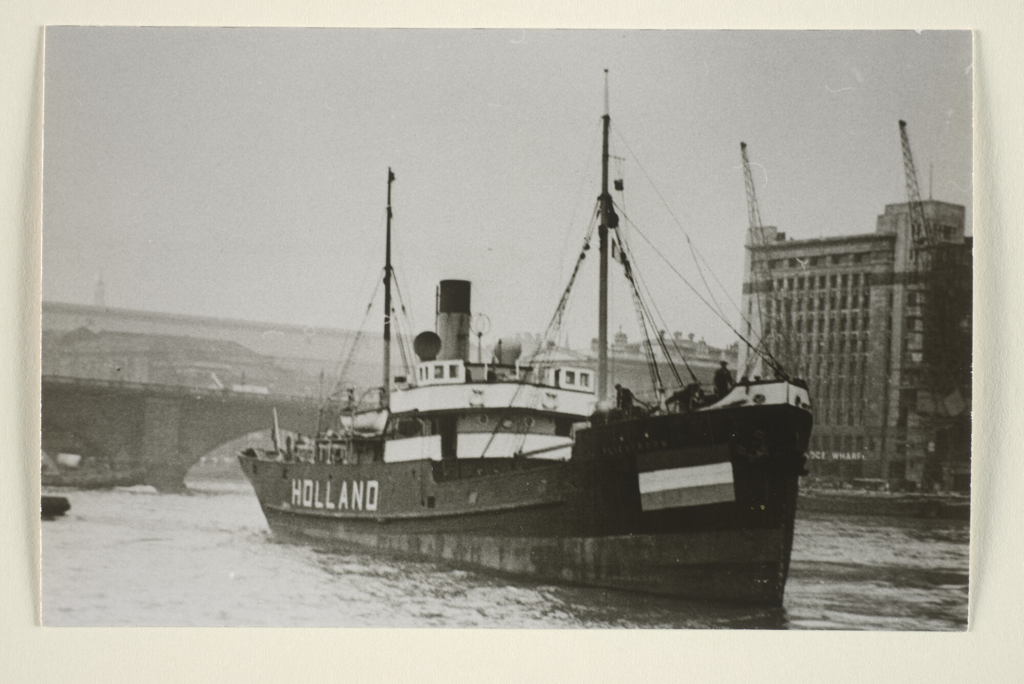 1995.6357; Het vrachtschip ss. 'Vliestroom' van de Hollandsche Stoomboot Maatschappij komt aan in Londen; foto