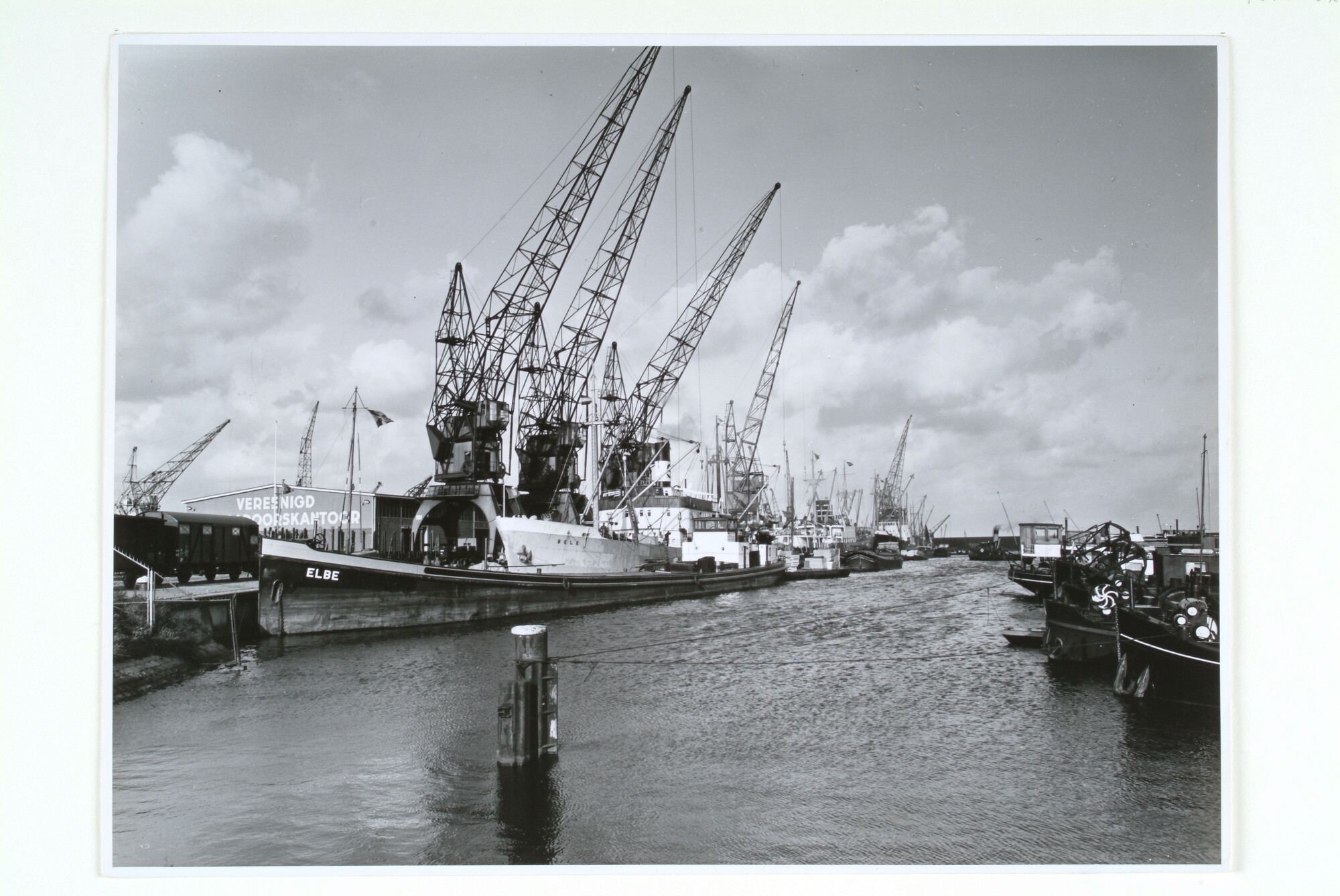 1998.0052; Gezicht op het Verenigd Cargadoorskantoor (VCK) aan de Coenhaven te Amsterdam, januari 1958; foto