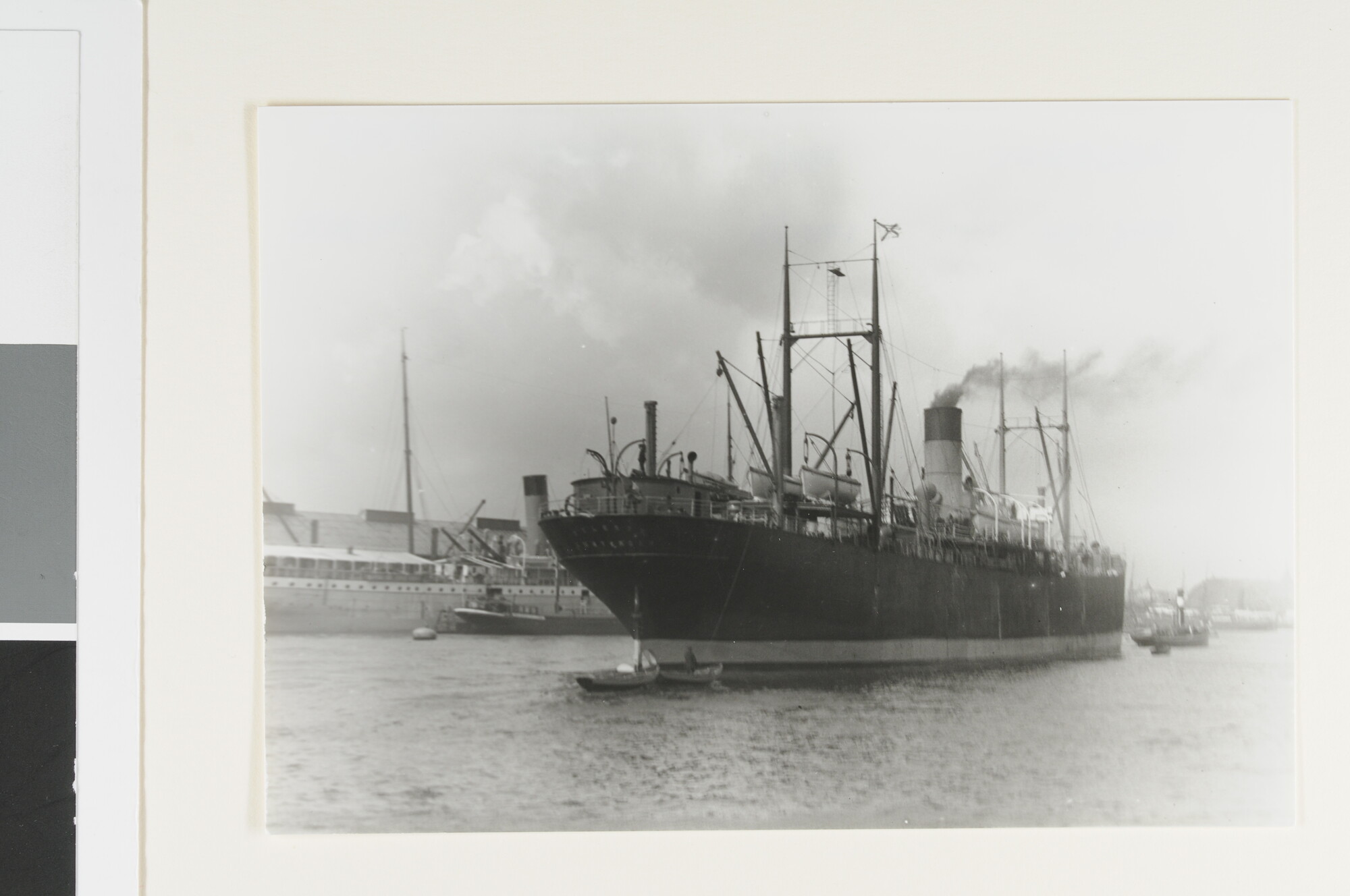 RB.0076 ; Het vrachtschip ss. 'Celebes' van de SMN; foto