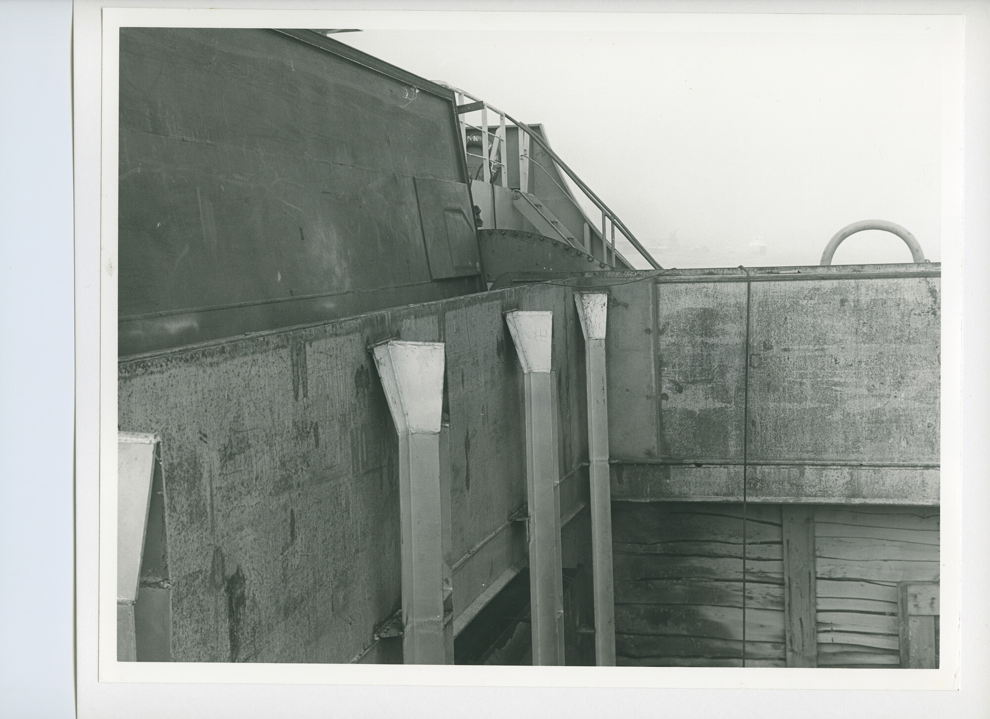 S.5444(5794)04; Foto van het aanbrengen van containergeleidingen in een reparatieschip (verm. De Frank Pais); foto