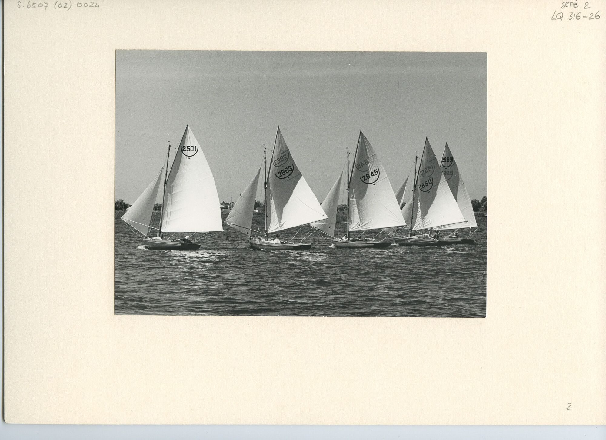 S.6507(02)0024.02; Zwart-wit foto van de 16m² klasse B tijdens de Kaagweek 1963; foto