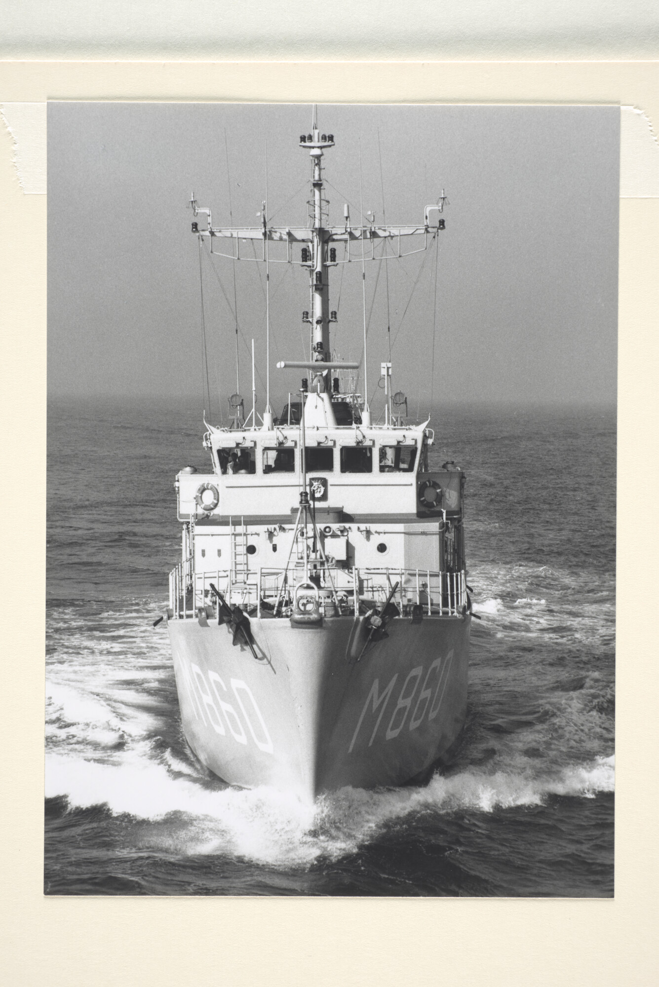 1995.1025; Luchtfoto van de mijnenjager Hr.Ms. Schiedam (M 860) op zee; foto