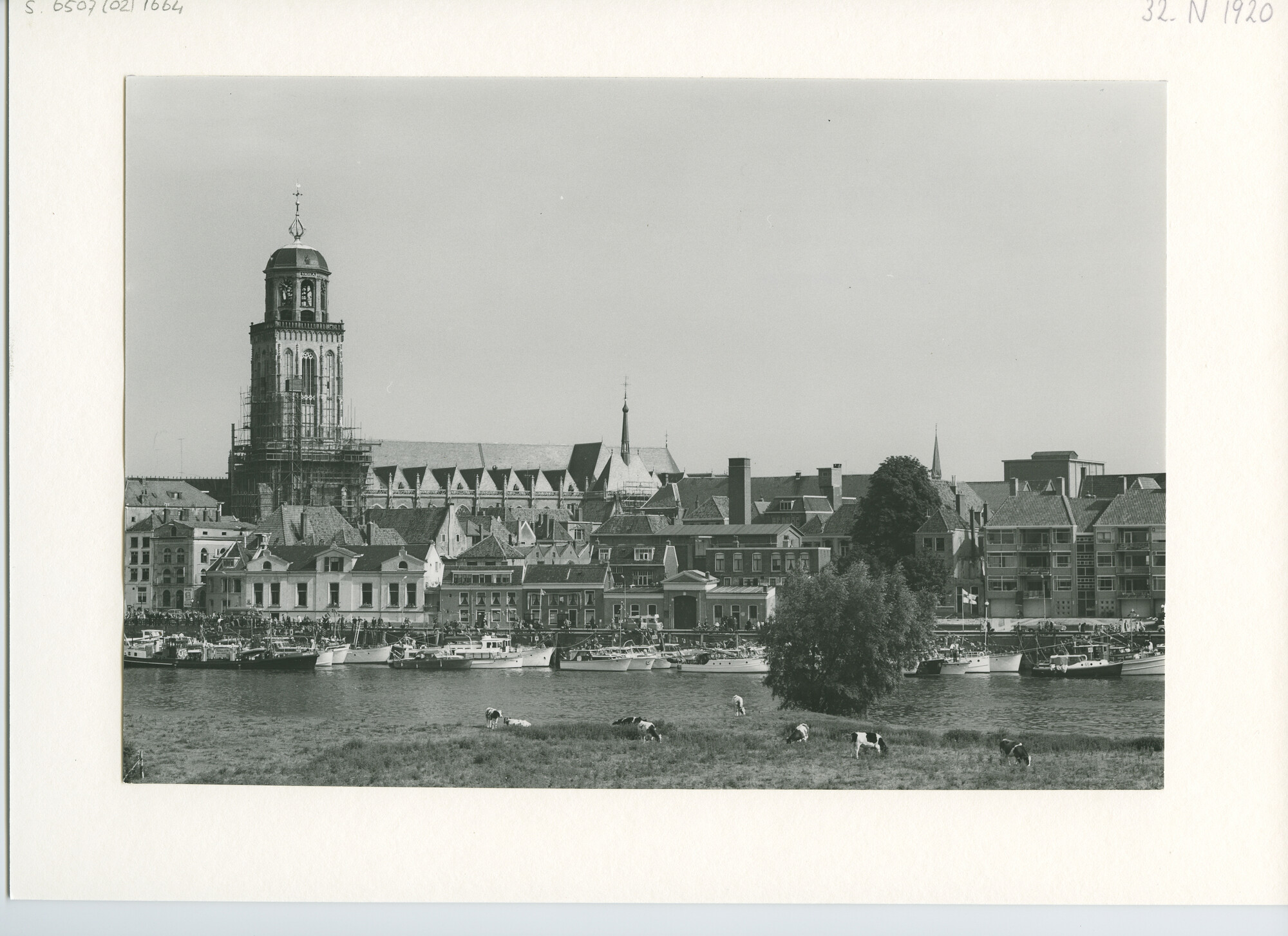 S.6507(02)1664.03; Zwart-wit foto van de deelnemers aan de Pavillon d'Or 1960 afgemeerd in de Gelderse IJssel te Deventer; foto